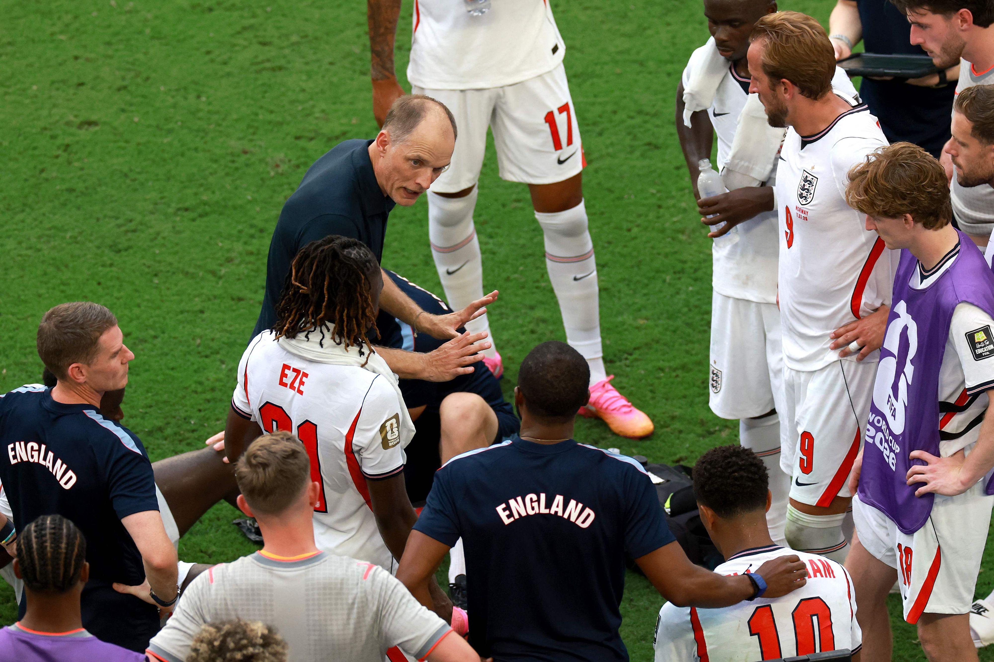 Anweisungen von Thomas Tuchel im Spielerkreis von England.