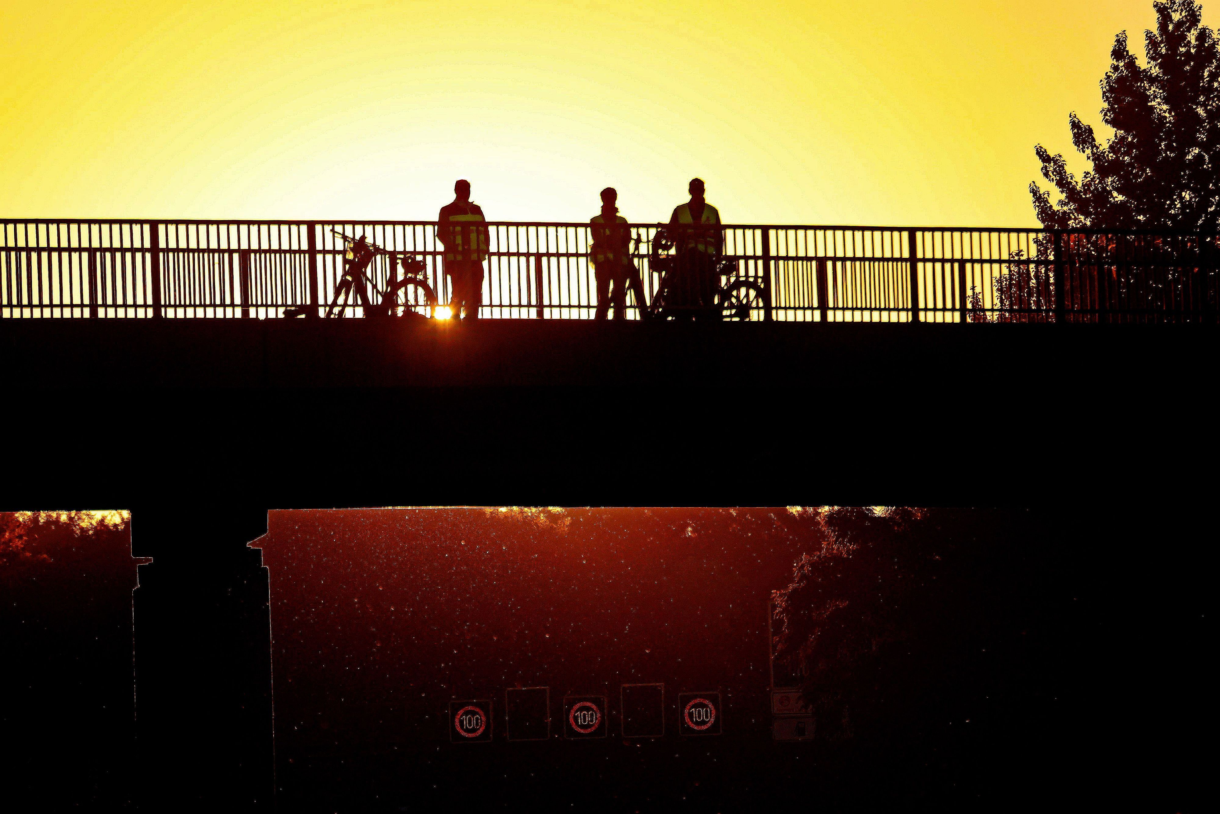 Mit dem Sonnenaufgang kamen auch die ersten Schaulustigen zur Baustelle.