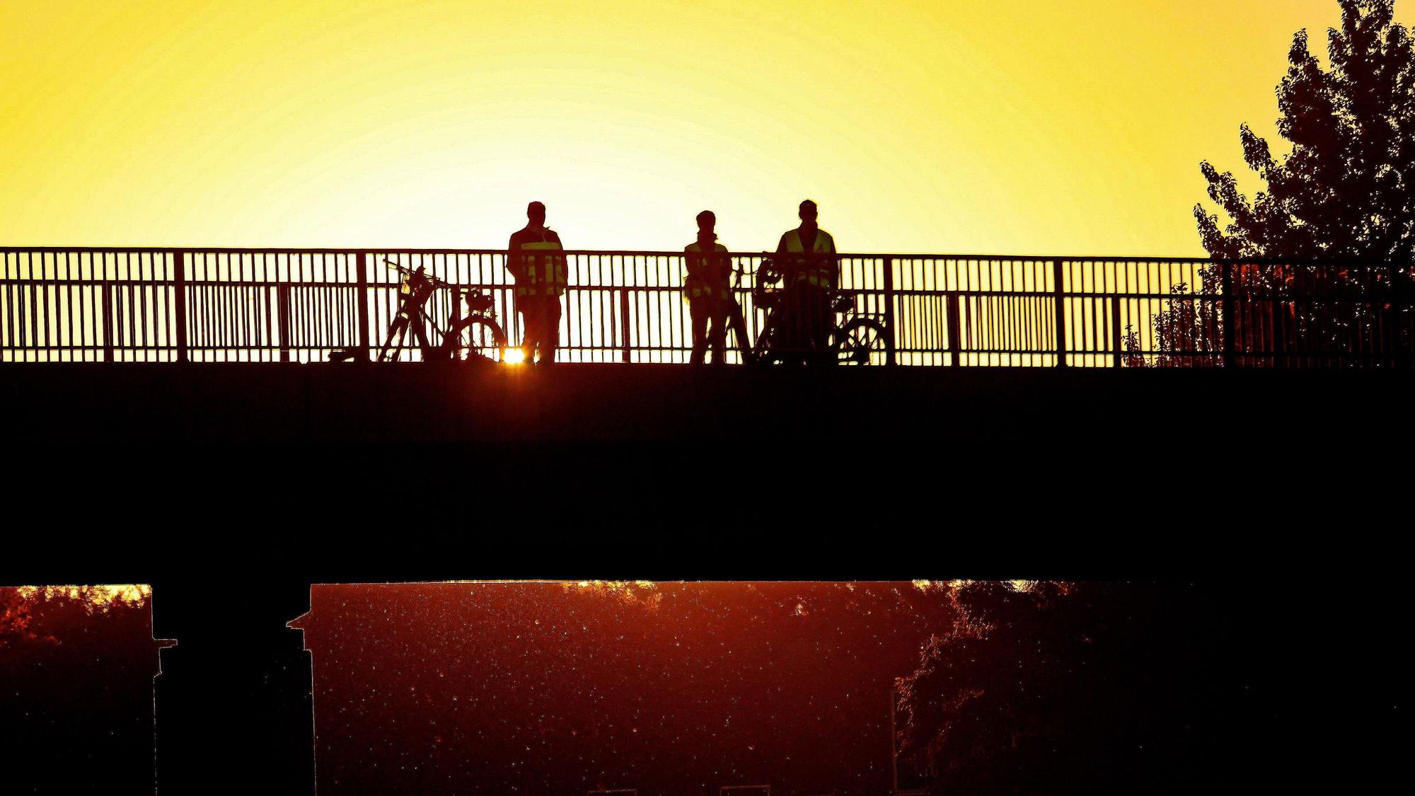 Mit dem Sonnenaufgang kamen auch die ersten Schaulustigen zur Baustelle.