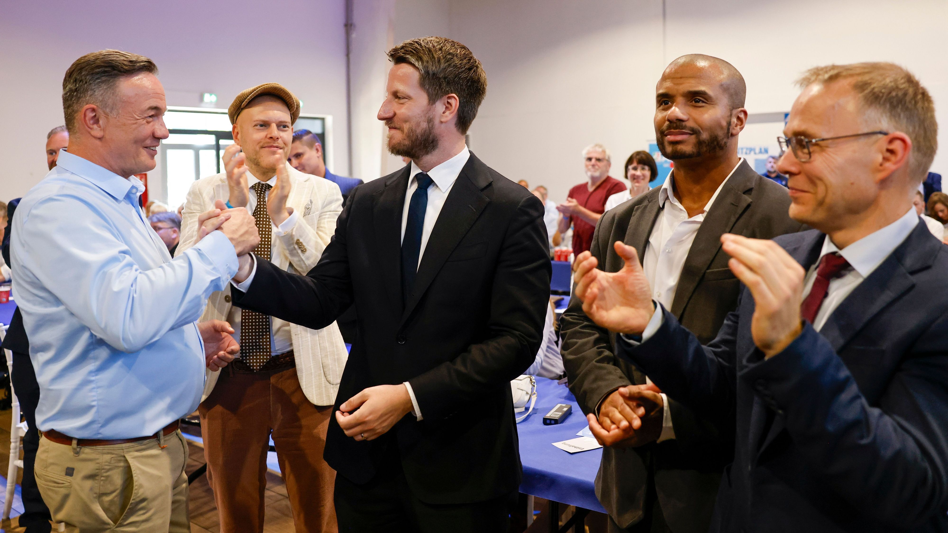 100-Kandidaten-f-r-Platz-22-Wie-die-AfD-NRW-ihren-eigenen-Parteitag-lahmlegte