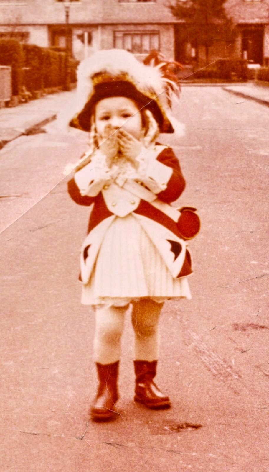 Marita Köllner als Kind in einer Mariechen-Uniform.