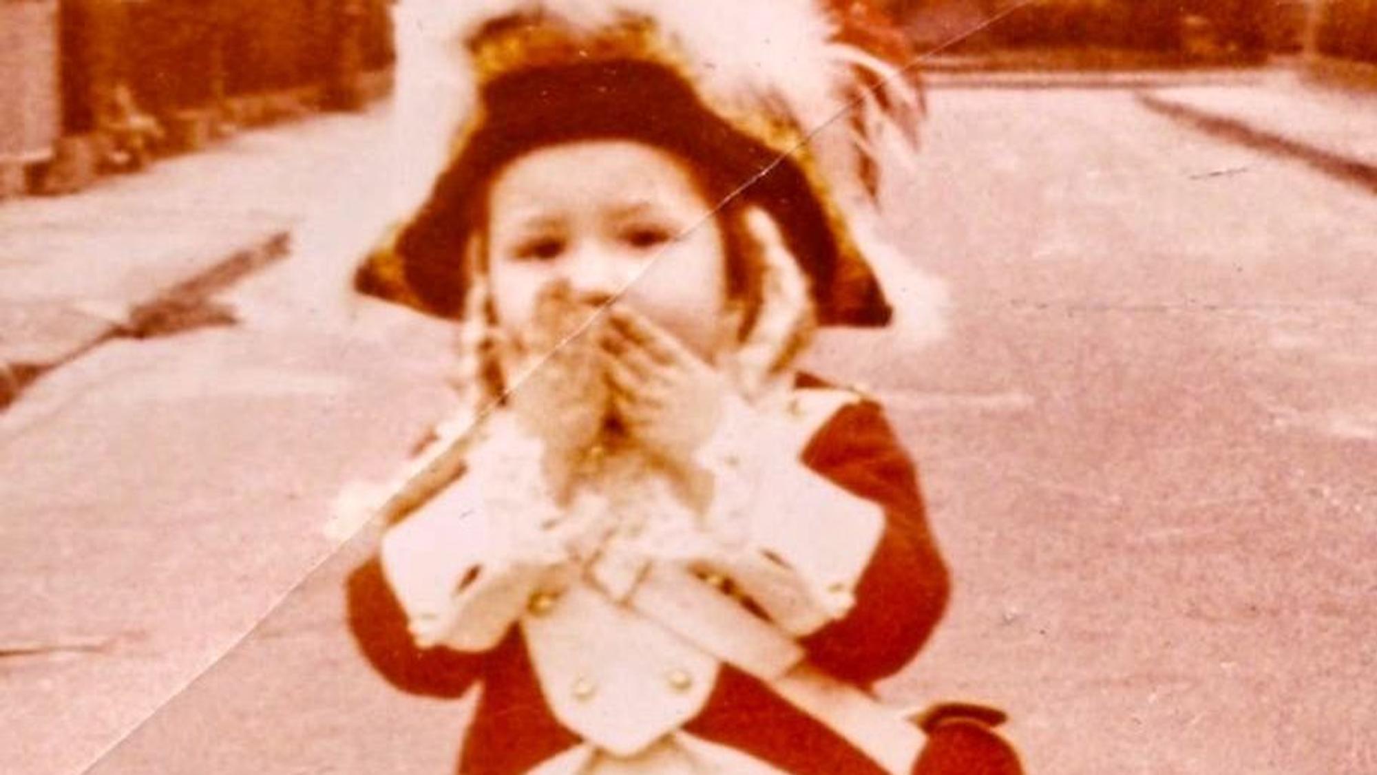 Marita Köllner als Kind in einer Mariechen-Uniform.