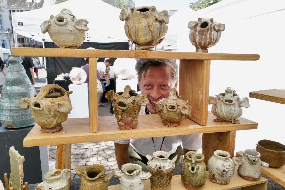 Keramikmarkt auf em Siegburger Marktplatz.