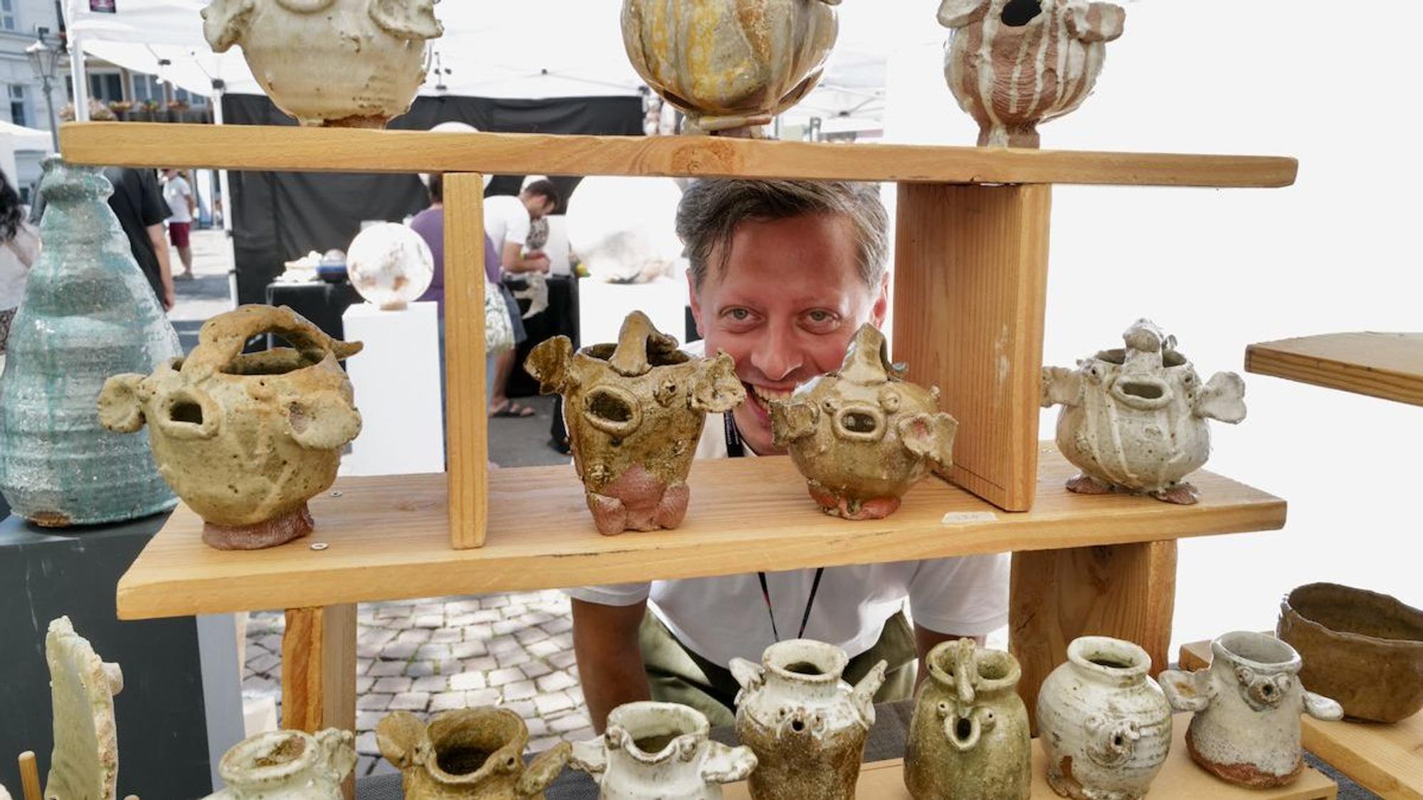 Keramikmarkt auf em Siegburger Marktplatz.