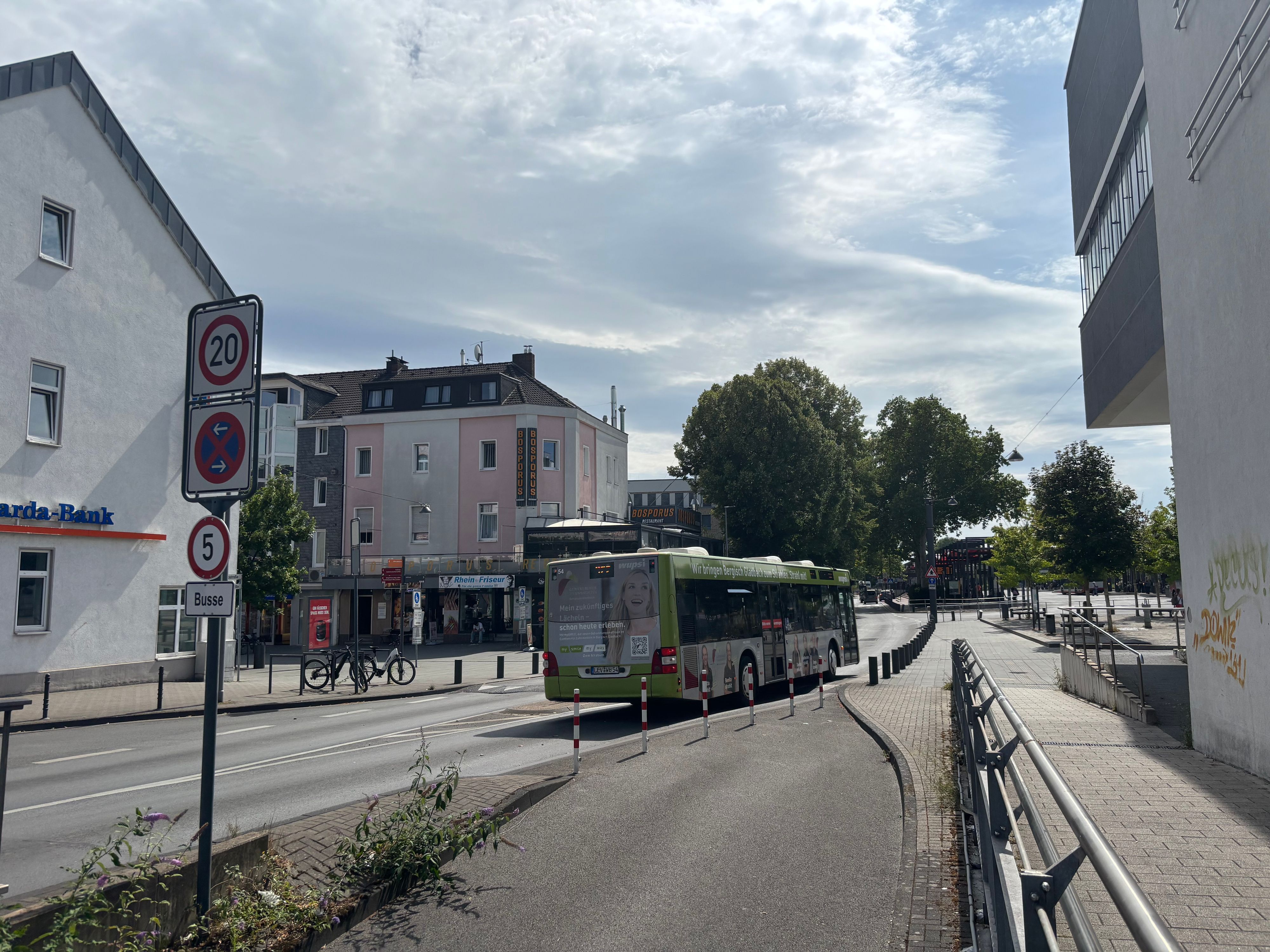 Schleichtempo-Auf-Gladbacher-Stationsstra-e-d-rfen-Busse-nur-f-nf-Stundenkilometer-fahren