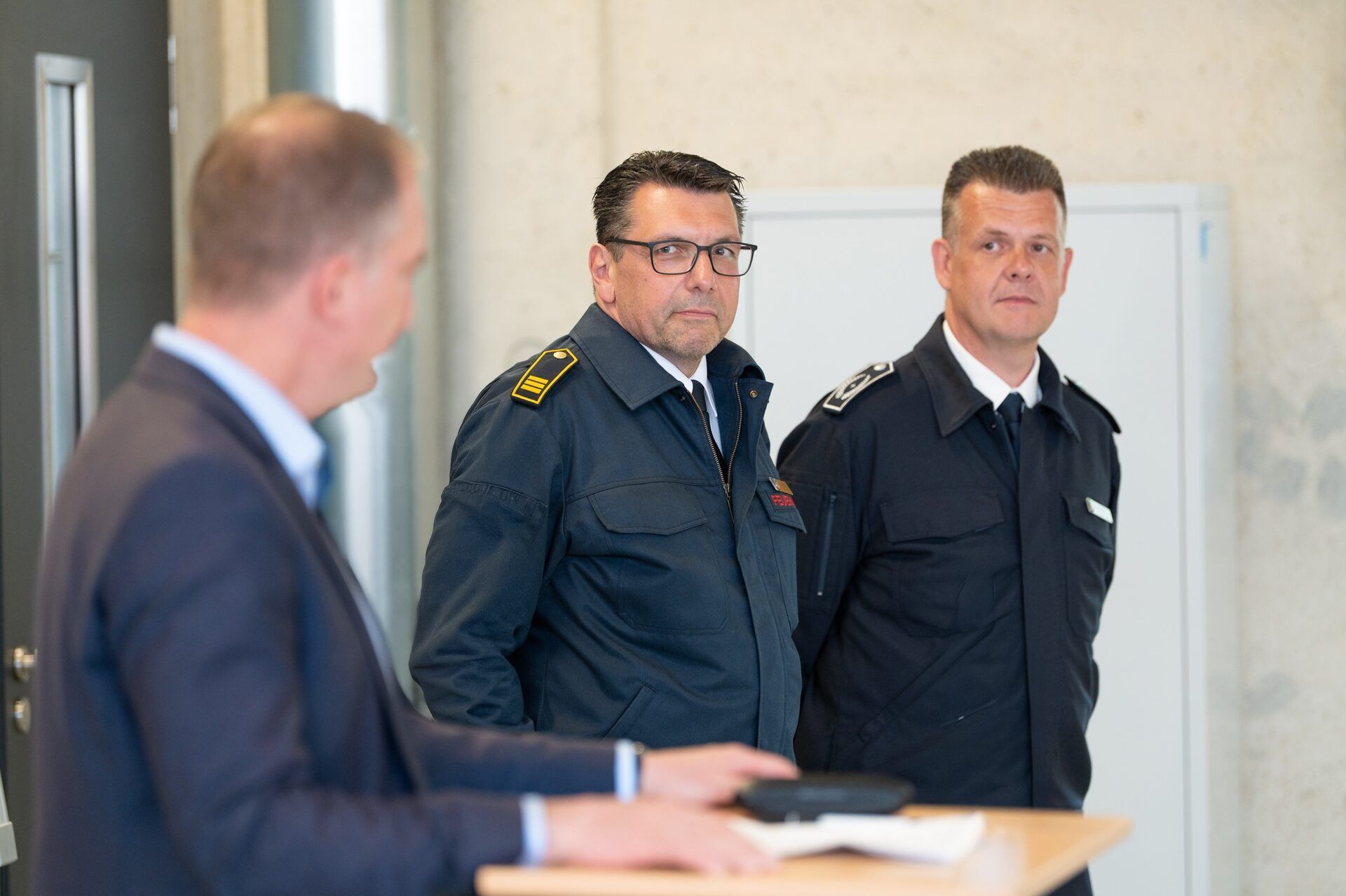 Michael Mund (M.) und Jörg Nothhelfer (r.) nehmen auch künftig verantwortungsvolle Aufgaben bei der Feuerwehr Hürth wahr.