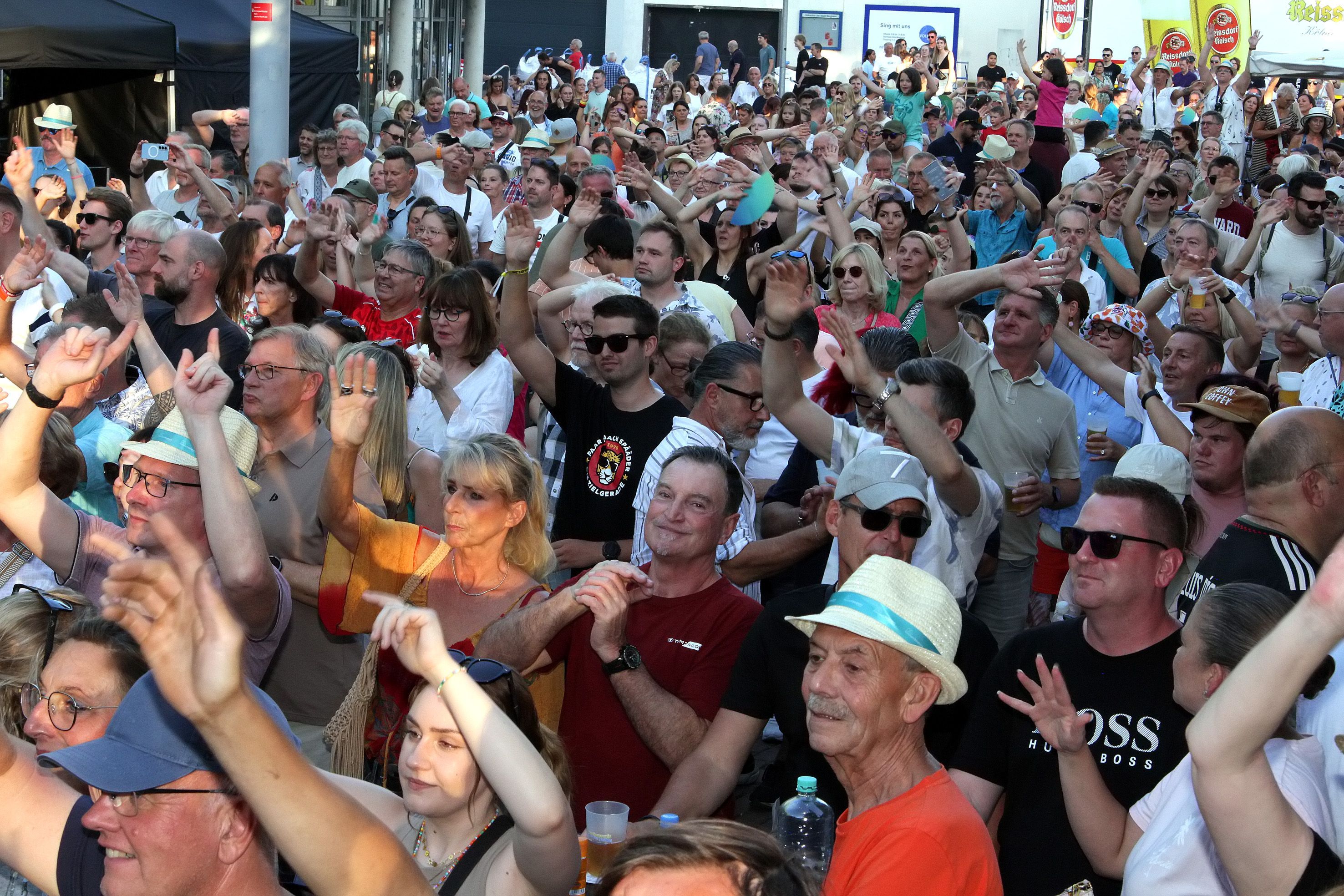 Musikfestival-Trinkwasser-und-Sonnencreme-gab-es-beim-Bergheimer-Summer-in-the-City-umsonst