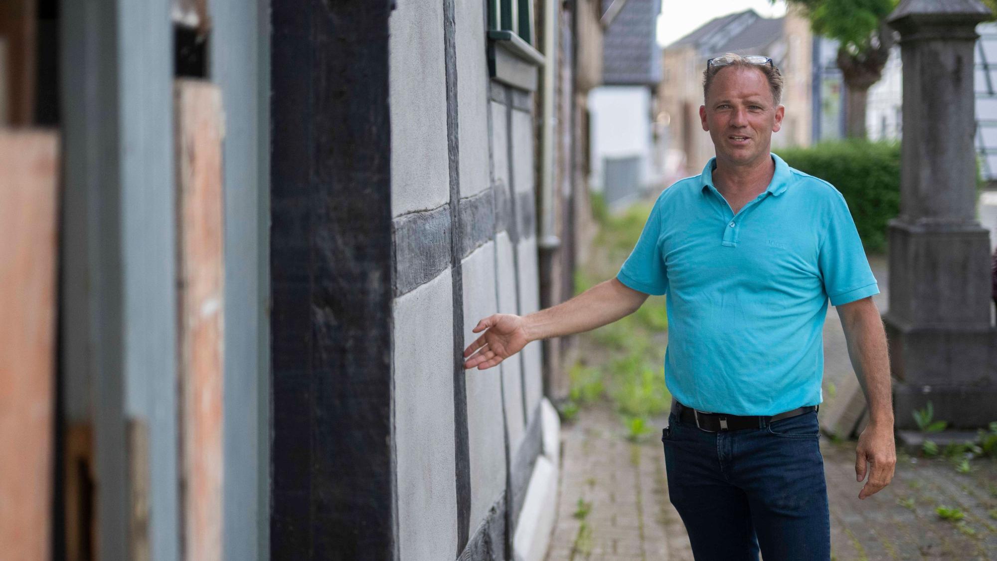 Das Bild zeigt Stephan Brock an einem Fachwerkhaus in Schweinheim.