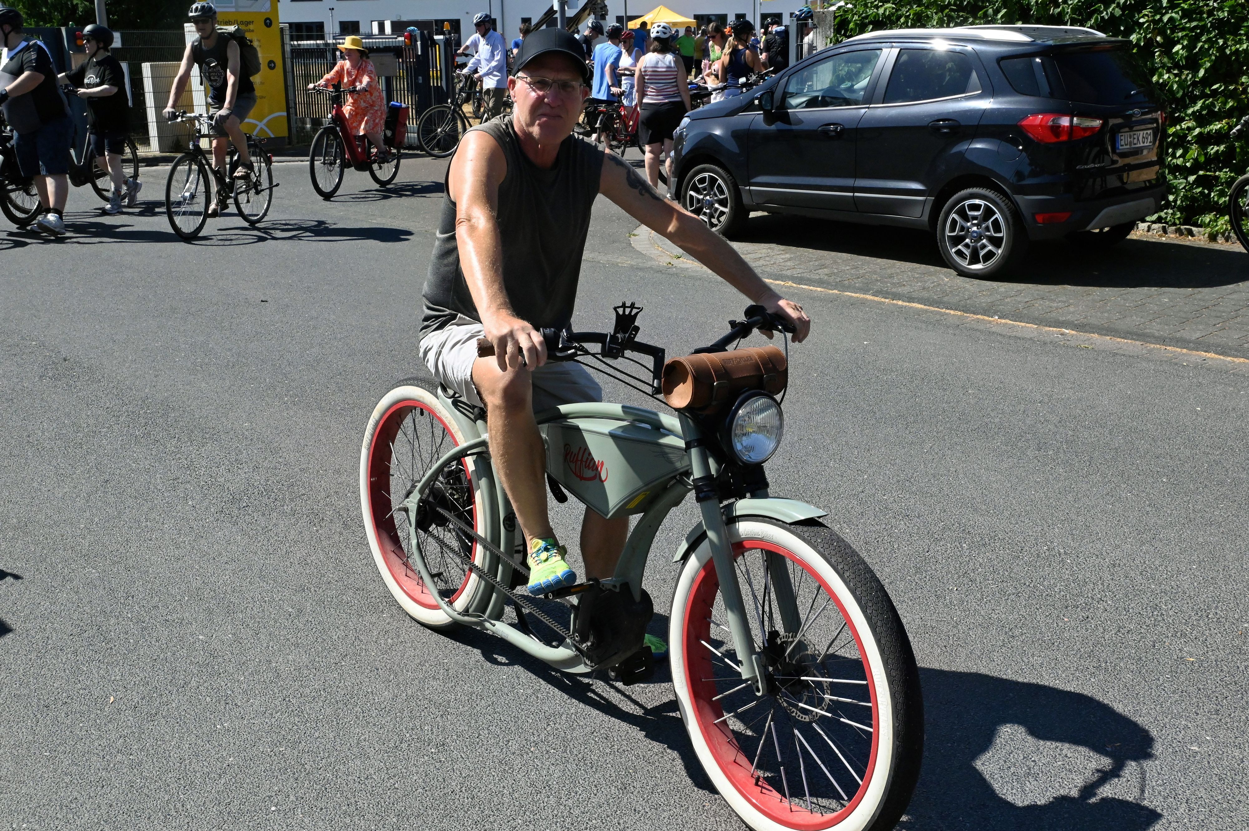 Rolf Buchmacher sitzt auf einem E-Bike, das an ein Motorrad erinnert.