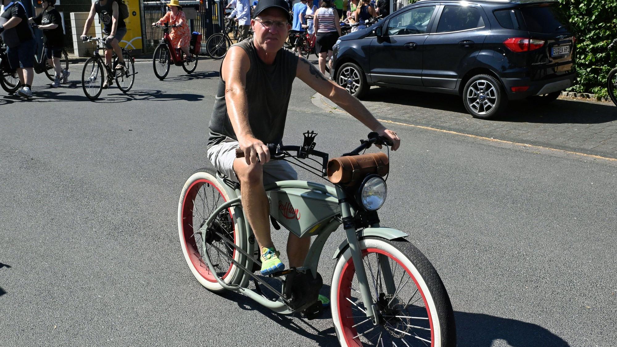 Rolf Buchmacher sitzt auf einem E-Bike, das an ein Motorrad erinnert.