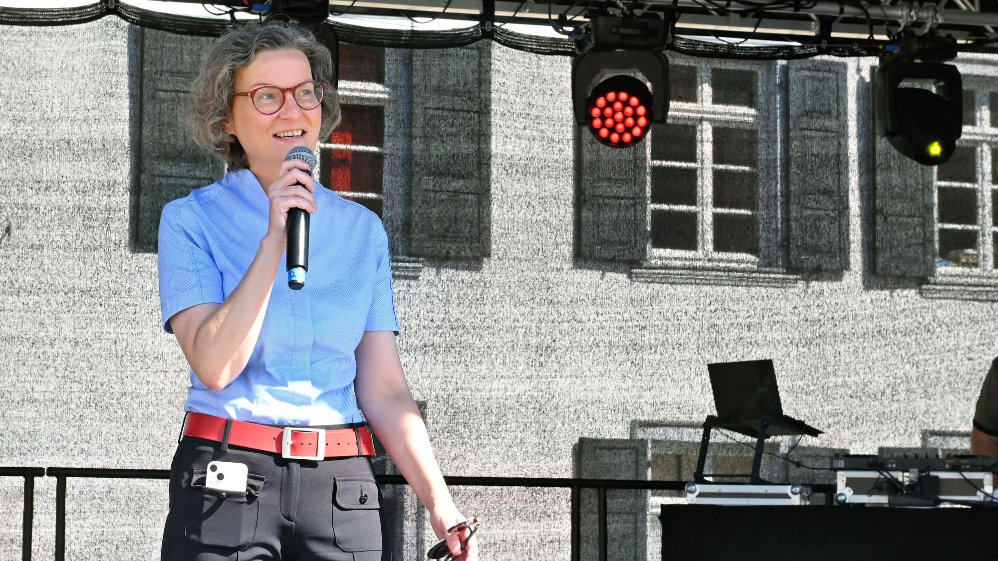 Ministerin Ina Scharrenbach hält eine Rede beim Helferfest 2026 in Bad Münstereifel.