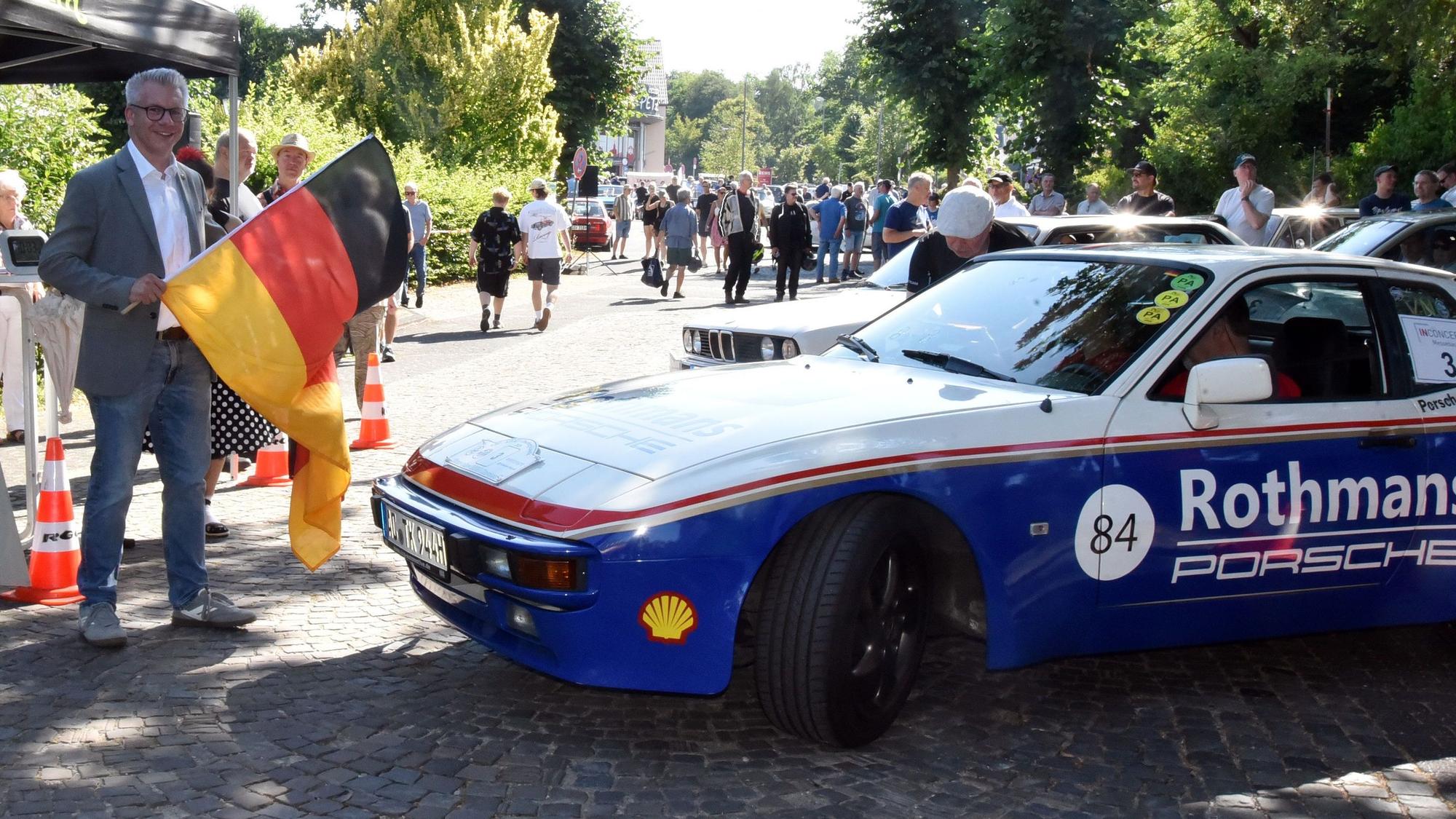 Start einer Oldtimer-Rallye