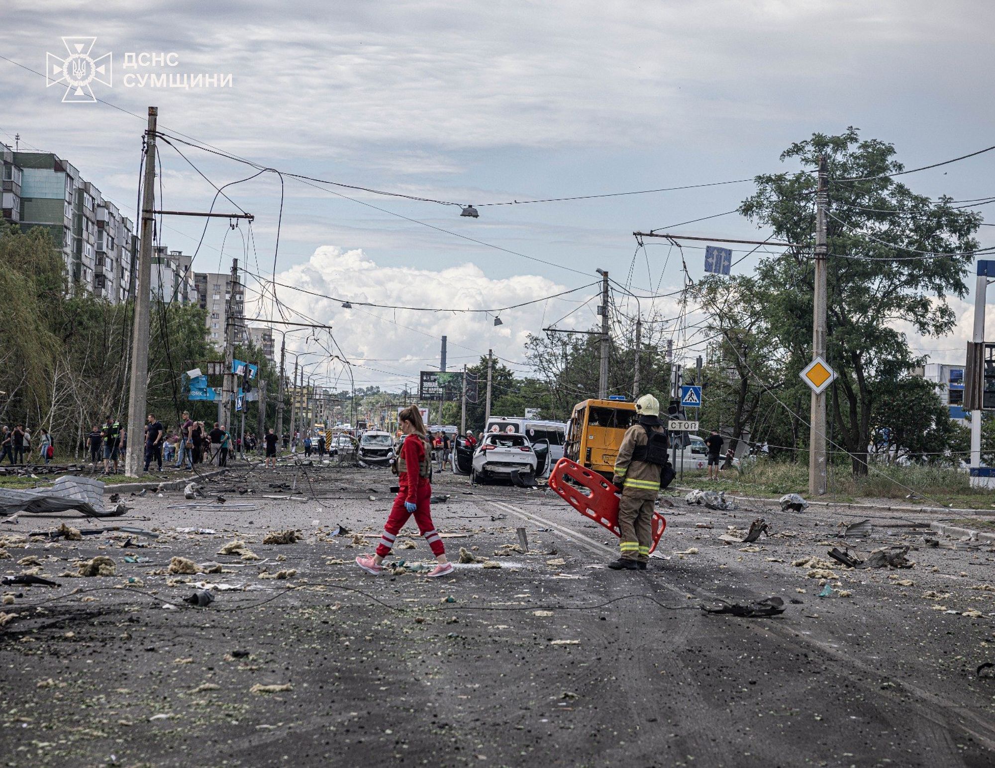 Dieses vom ukrainischen Rettungsdienst zur Verfügung gestellte Foto zeigt Rettungskräfte nach einem russischen Luftangriff