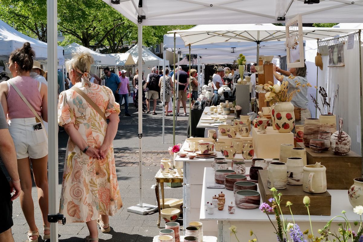 Keramikmarkt auf dem Siegburger Marktplatz.