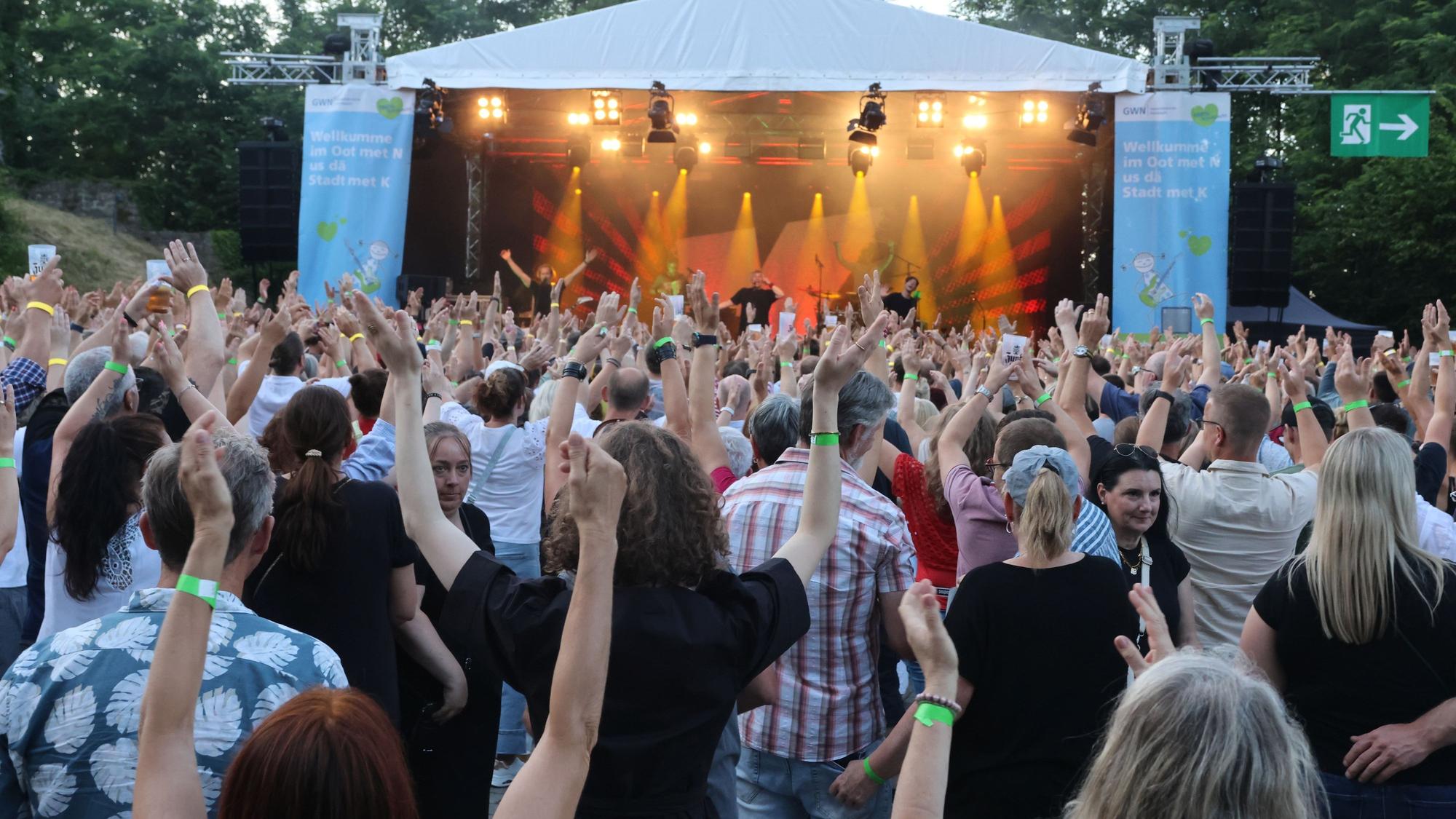 Beim Konzert der kölschen Band Kasalla ging auf Schloss Homburg in Nümbrecht richtig die Post ab.