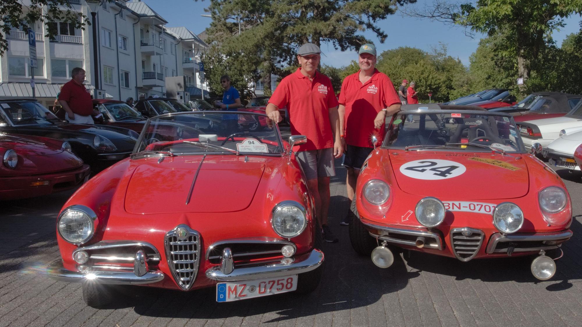 Spider-Modelle mit besonderer Geschichte haben Mathias Landau aus Heidesheim (links) und Nicolai Schumacher aus Bonn mit nach Nümbrecht gebracht zum bundesweit größten Treffen dieser Alfa-Modelle.