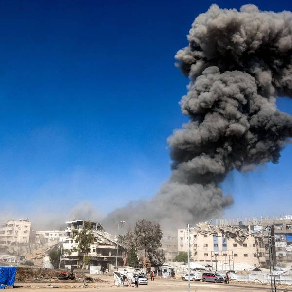 Rauch steigt nach einem israelischen Angriff auf ein Industriegebiet in der Stadt Gaza auf.