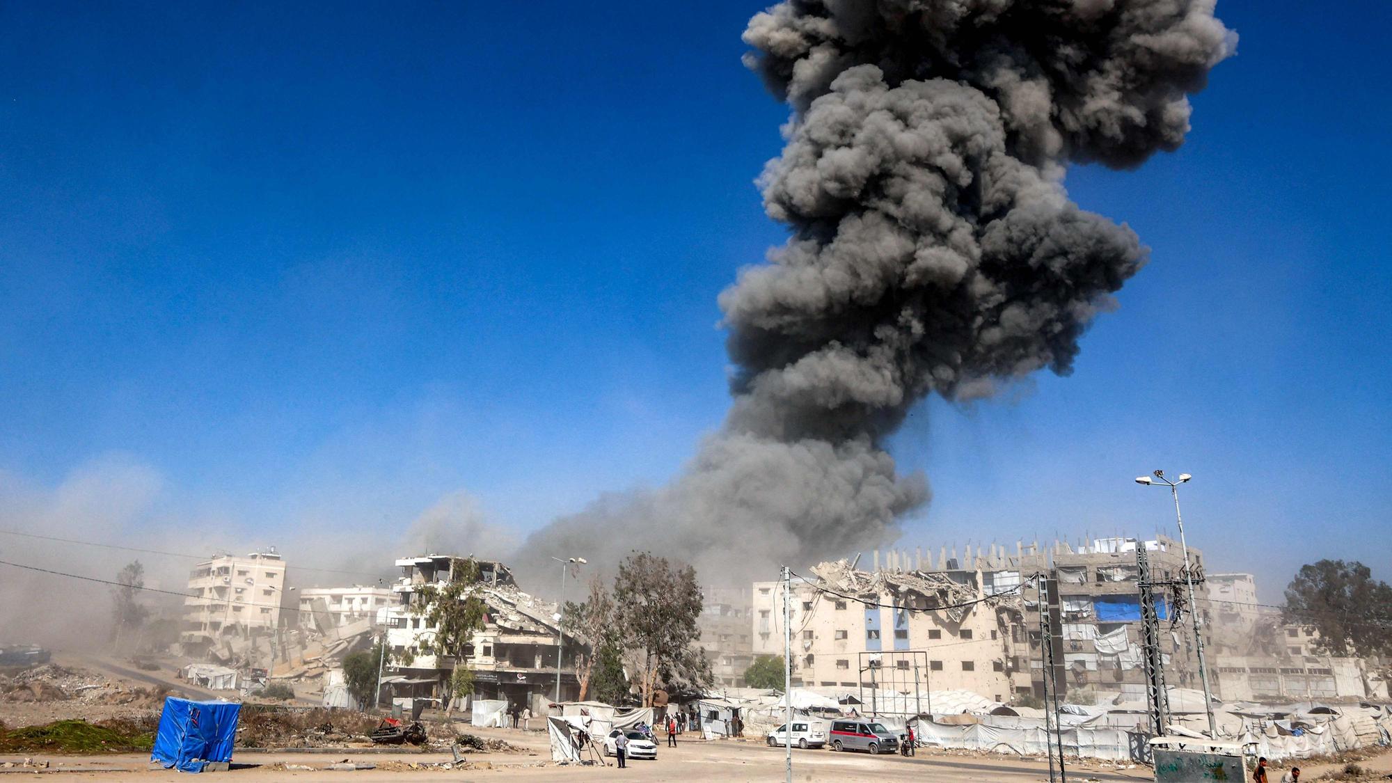 Rauch steigt nach einem israelischen Angriff auf ein Industriegebiet in der Stadt Gaza auf.