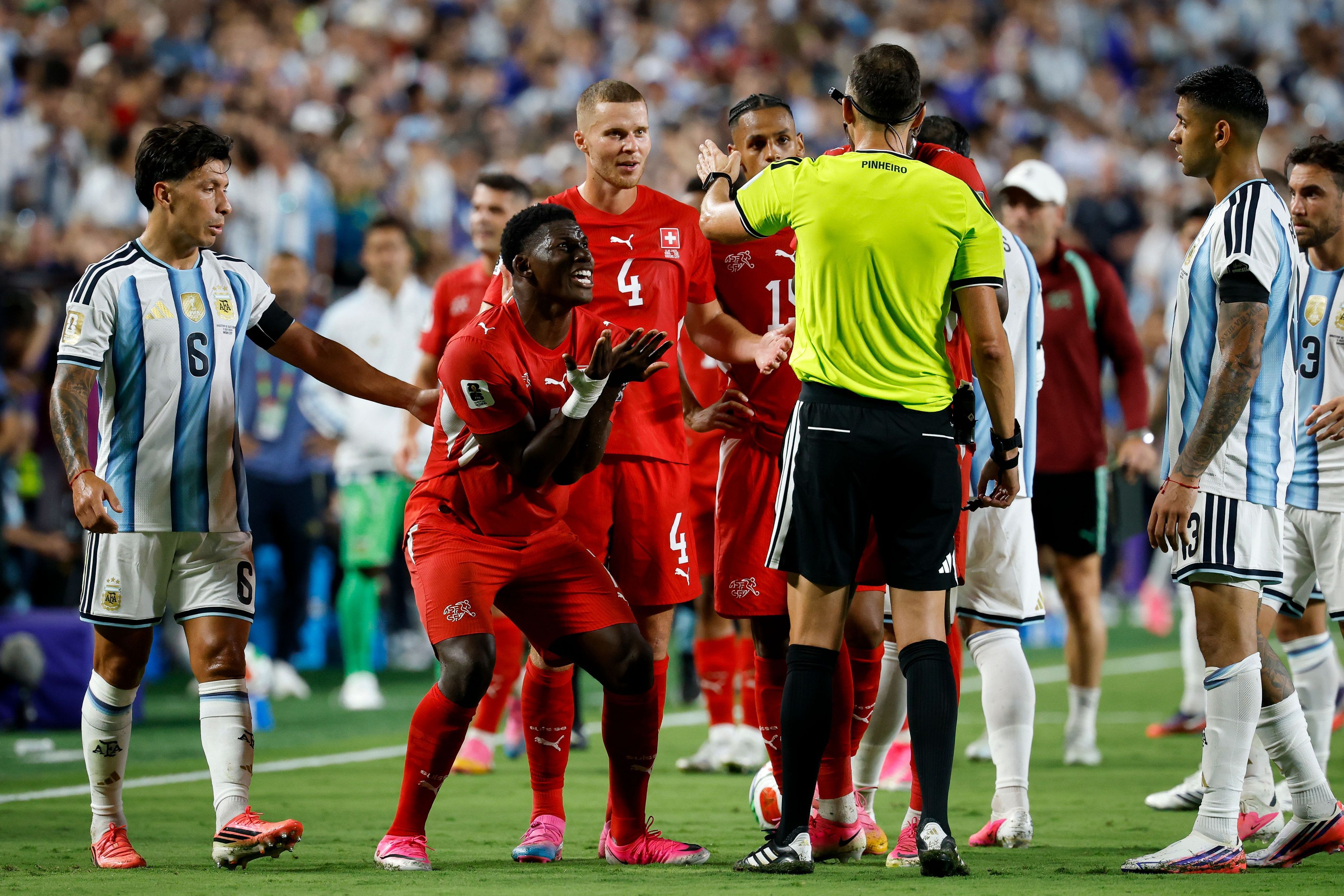 Breel Embolo (Schweiz, 2vl) reagiert auf die Entscheidung von Schiedsrichter João Pinheiro (Portugal, M). Pinheiro stellt den Schweizer mit Gelb-Rot vom Feld.