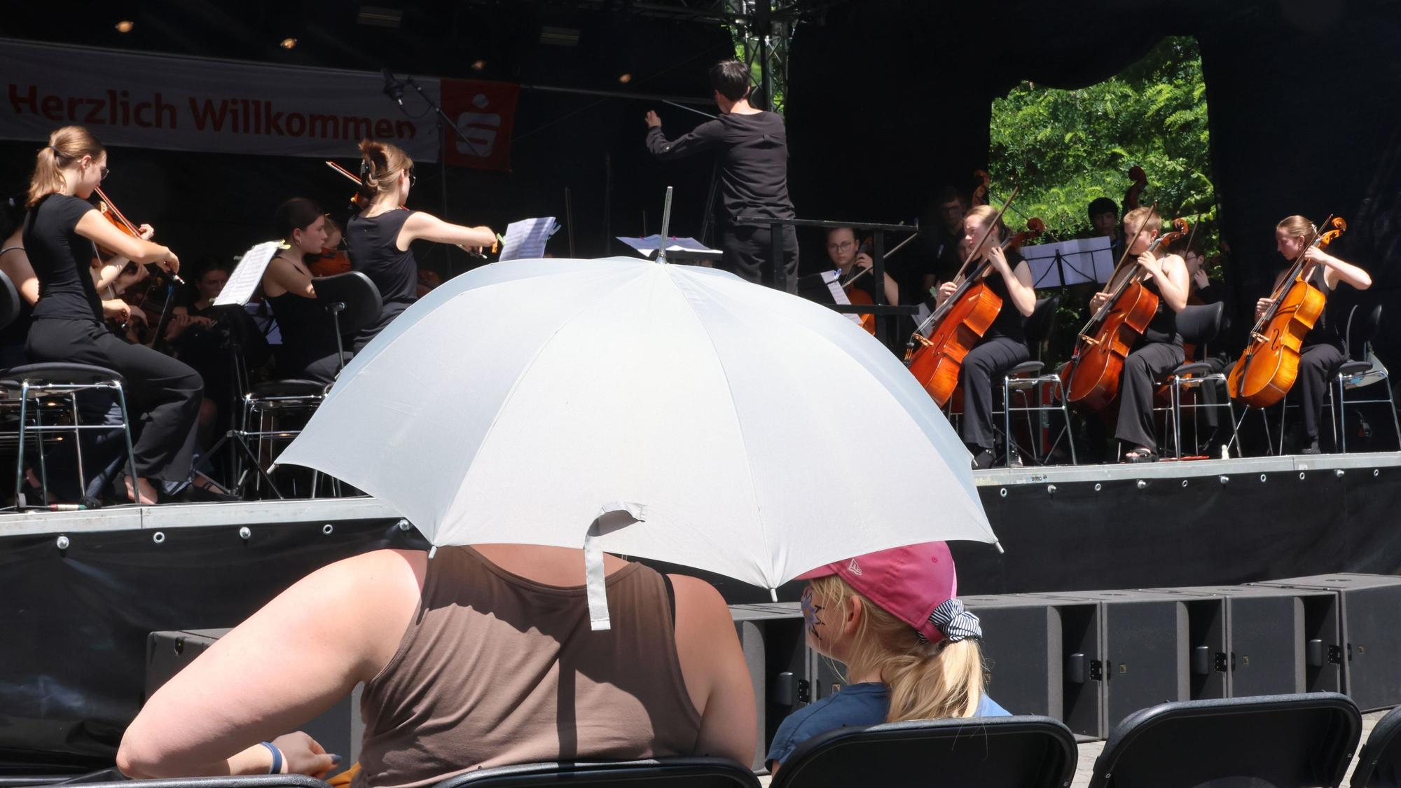 Am Samstag brauchten die Zuhörerinen und Zuhörer auf Schloss Homburg in Nümbrecht Sonnenschutz, als das Bonner Jugendsinfonieorchester auftrat.