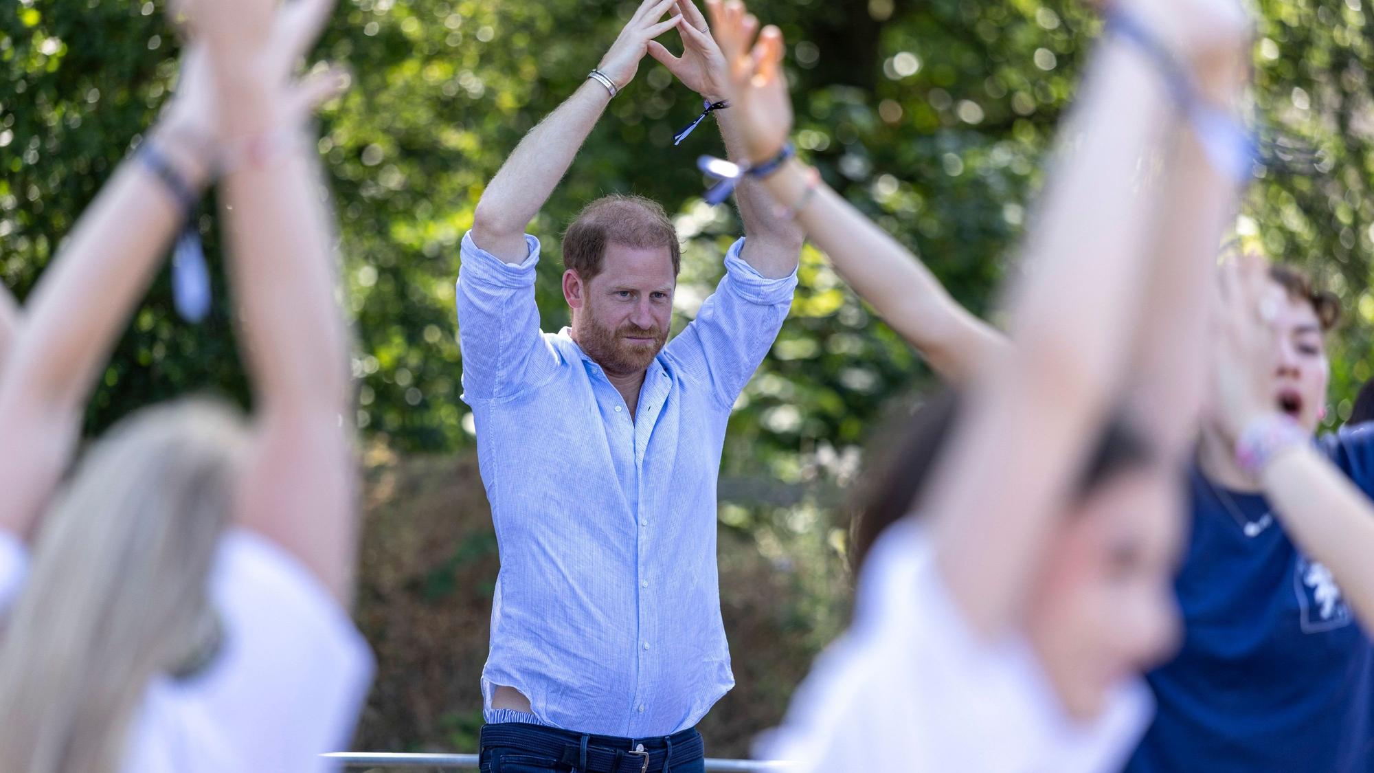 Prinz Harry, Herzog von Sussex, globaler Botschafter von «Scotty’s Little Soldiers», nimmt während eines Besuchs beim «Scotty’s Summer Festival» im Maxstoke Castle in Warwickshire am Ziegen-Yoga teil.
