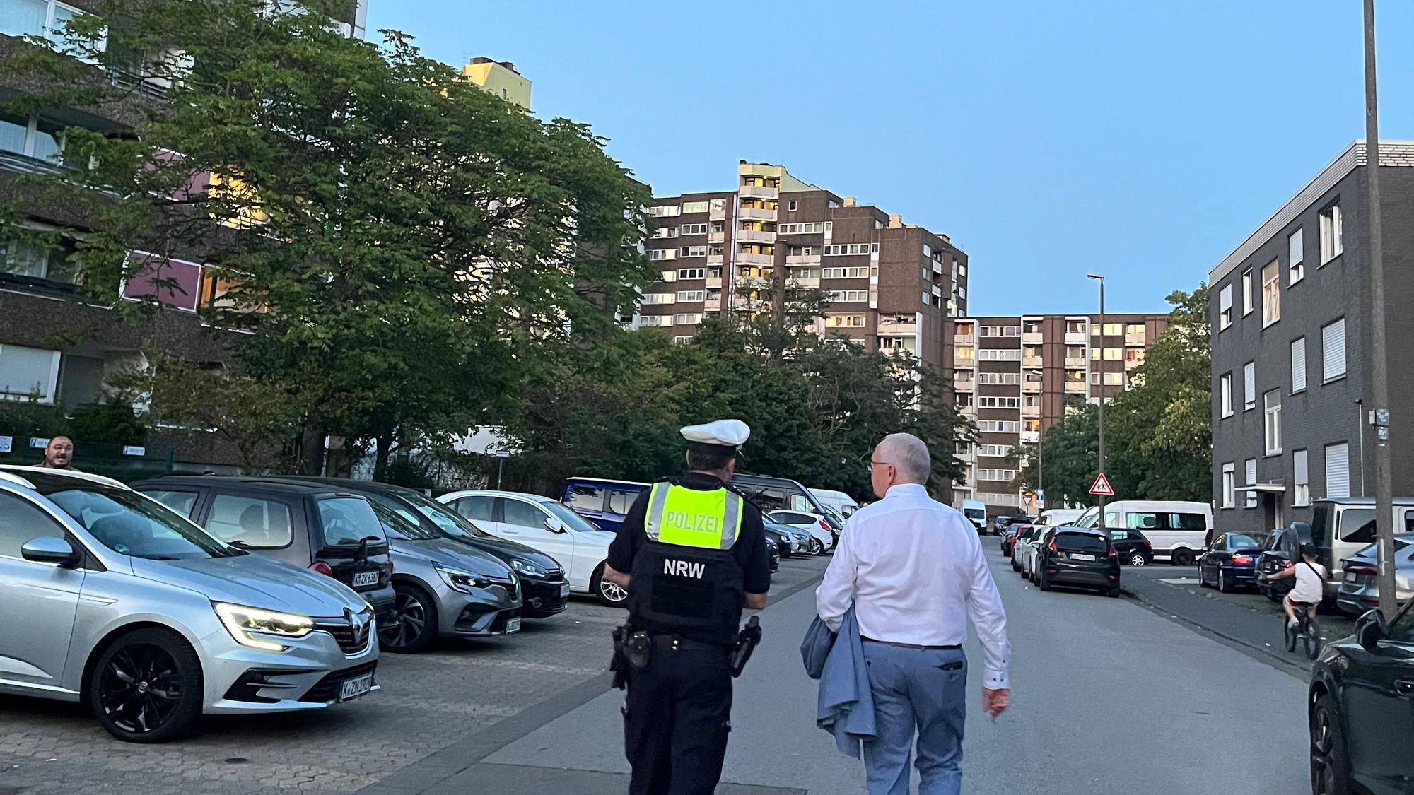 Polizeipräsident Johannes Herrmanns und Bezirkssdienstleiter Jan Hahne beim Rundgang am Kölnberg