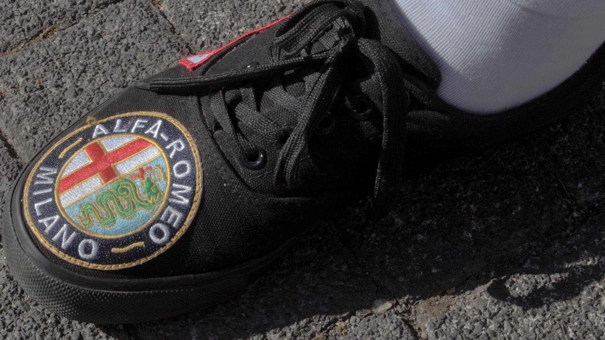 Alfa-Liebe von der Pike bis zum Scheitel: Auch an Details wie auf diesen Schuhen wird in Nümbrecht echte Begeisterung für die italienische Automarke offenbar.