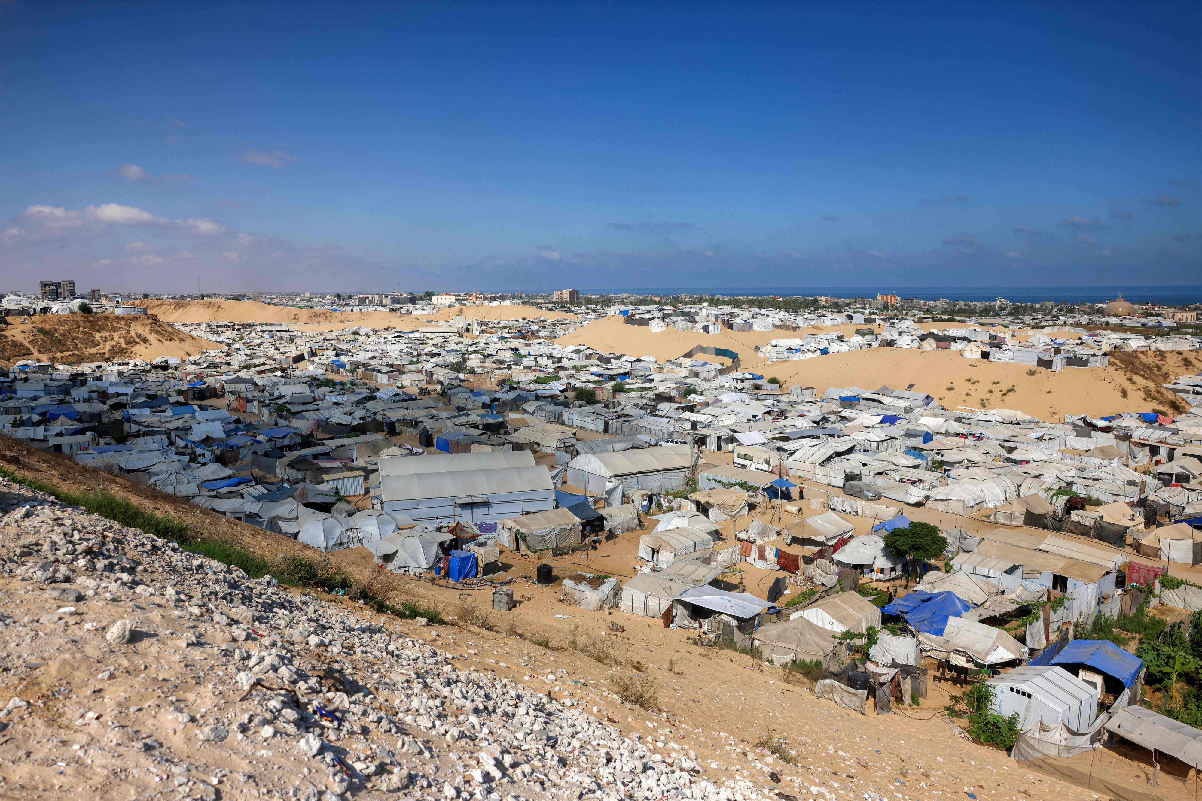 Zelte für durch den Krieg vertriebene Menschen sind in Chan Junis im südlichen Gazastreifen zu sehen.