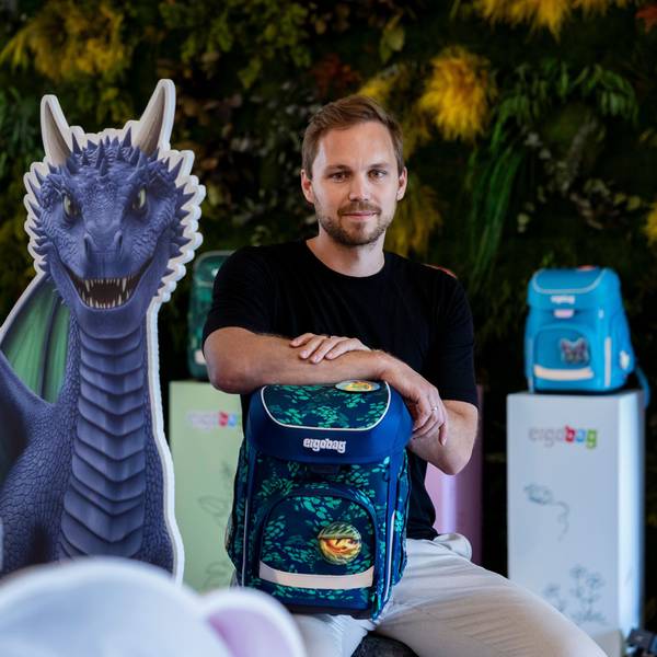 Oliver Burger, Geschäftsführer der Fond-of-Gruppe, bei der Vorstellung der neuen Kollektion. Bei Schulranzen für Grundschüler sind weiterhin Einhörner und Drachen angesagt.