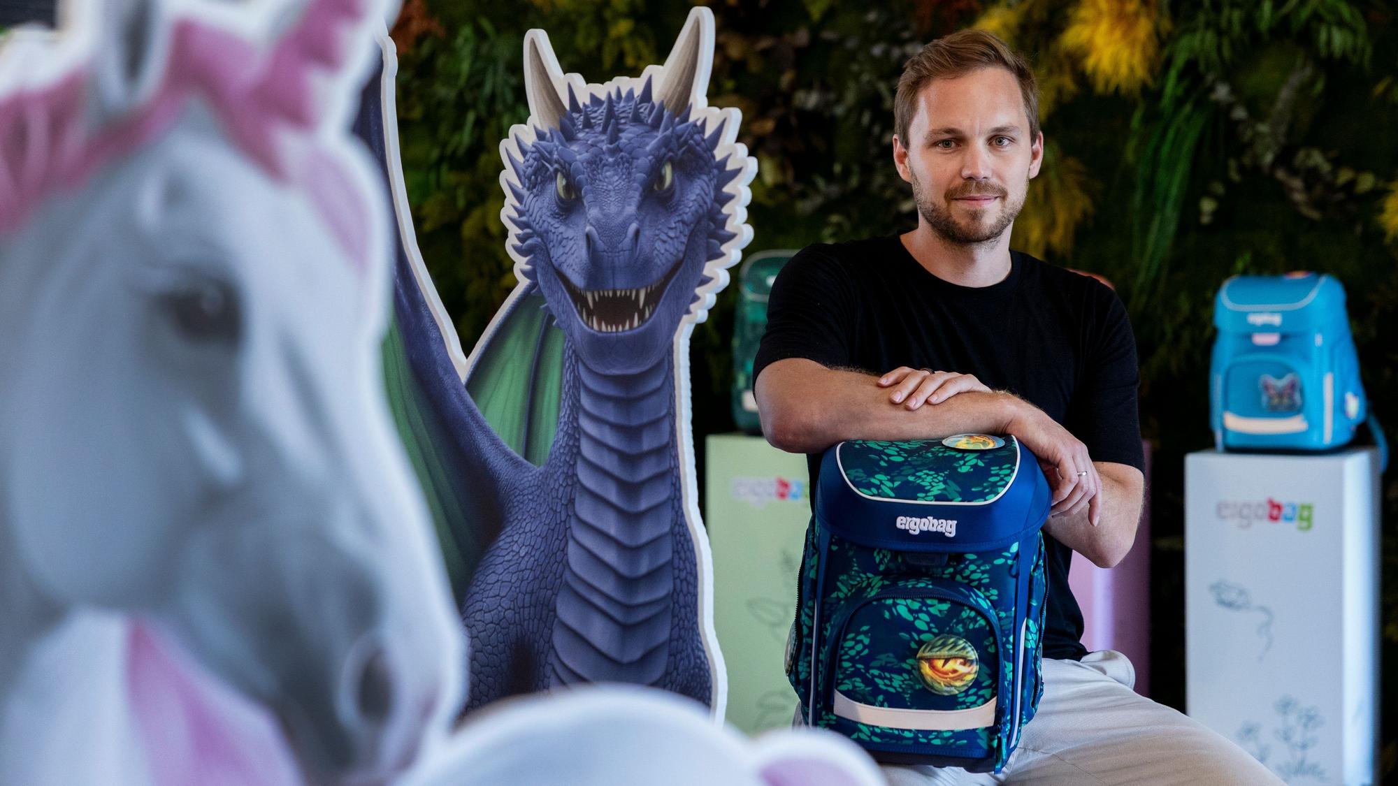 Oliver Burger, Geschäftsführer der Fond-of-Gruppe, bei der Vorstellung der neuen Kollektion. Bei Schulranzen für Grundschüler sind weiterhin Einhörner und Drachen angesagt.