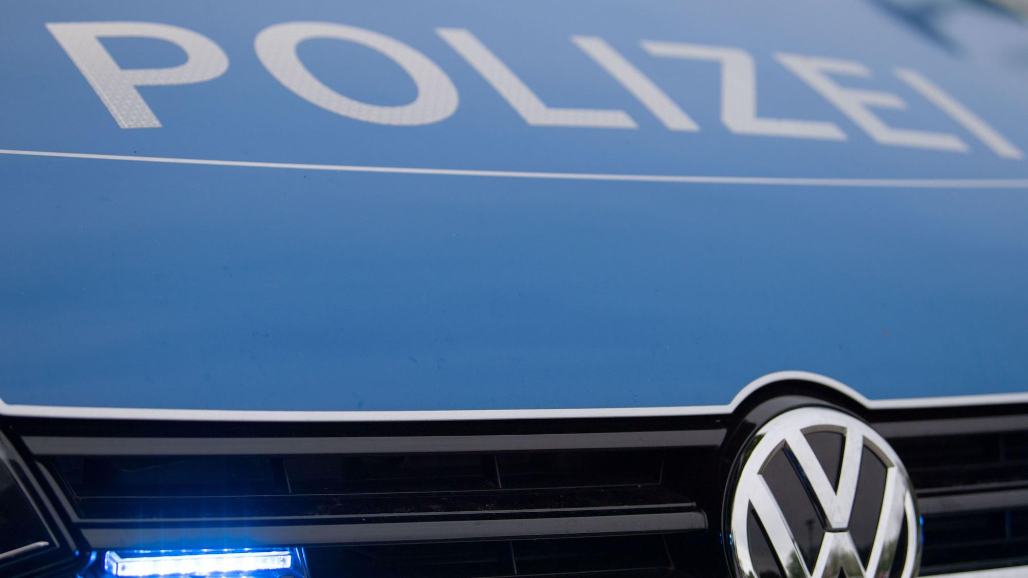 Ein Blaulicht leuchtet an einer Polizeistreife.