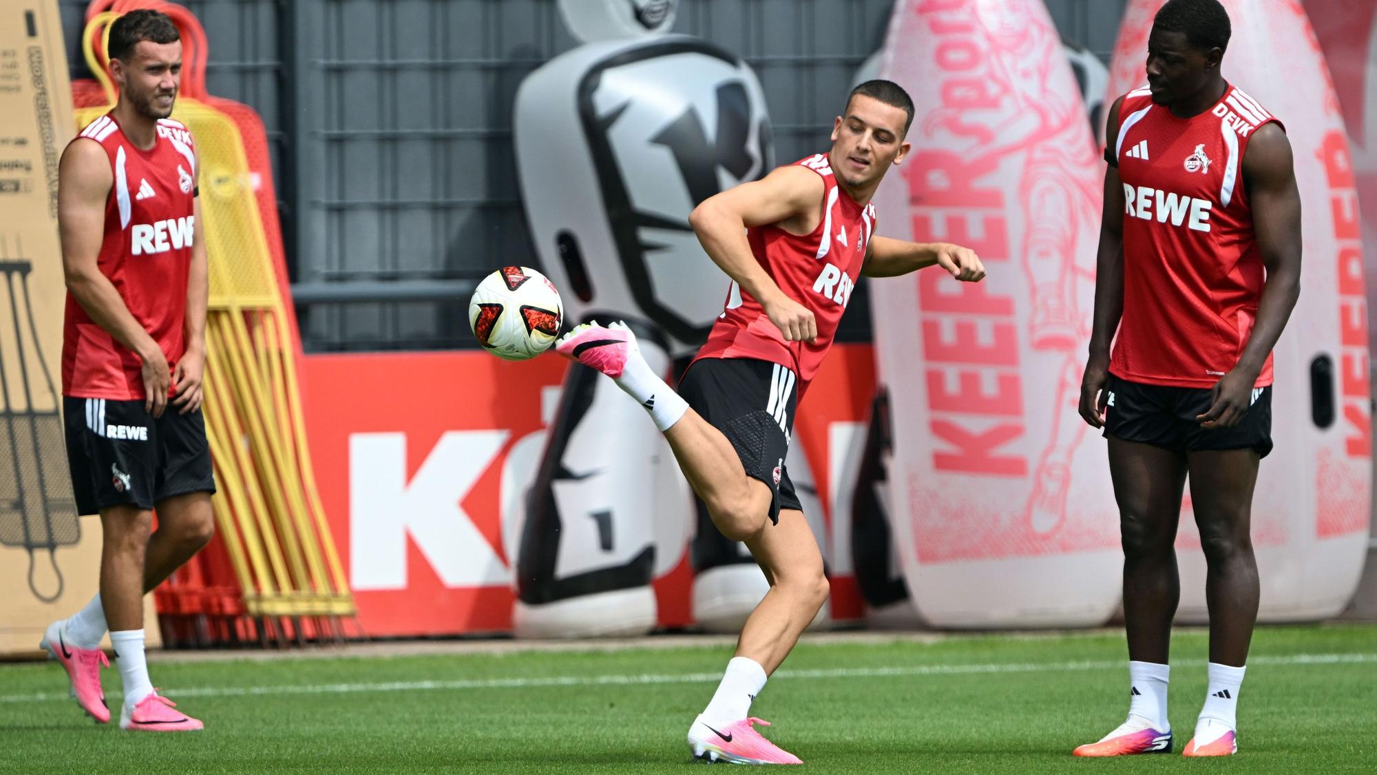 Said El Mala (M.) in Aktion beim Trainingsauftakt für die neue Saison neben Luca Waldschmidt (l.) und Ragnar Ache