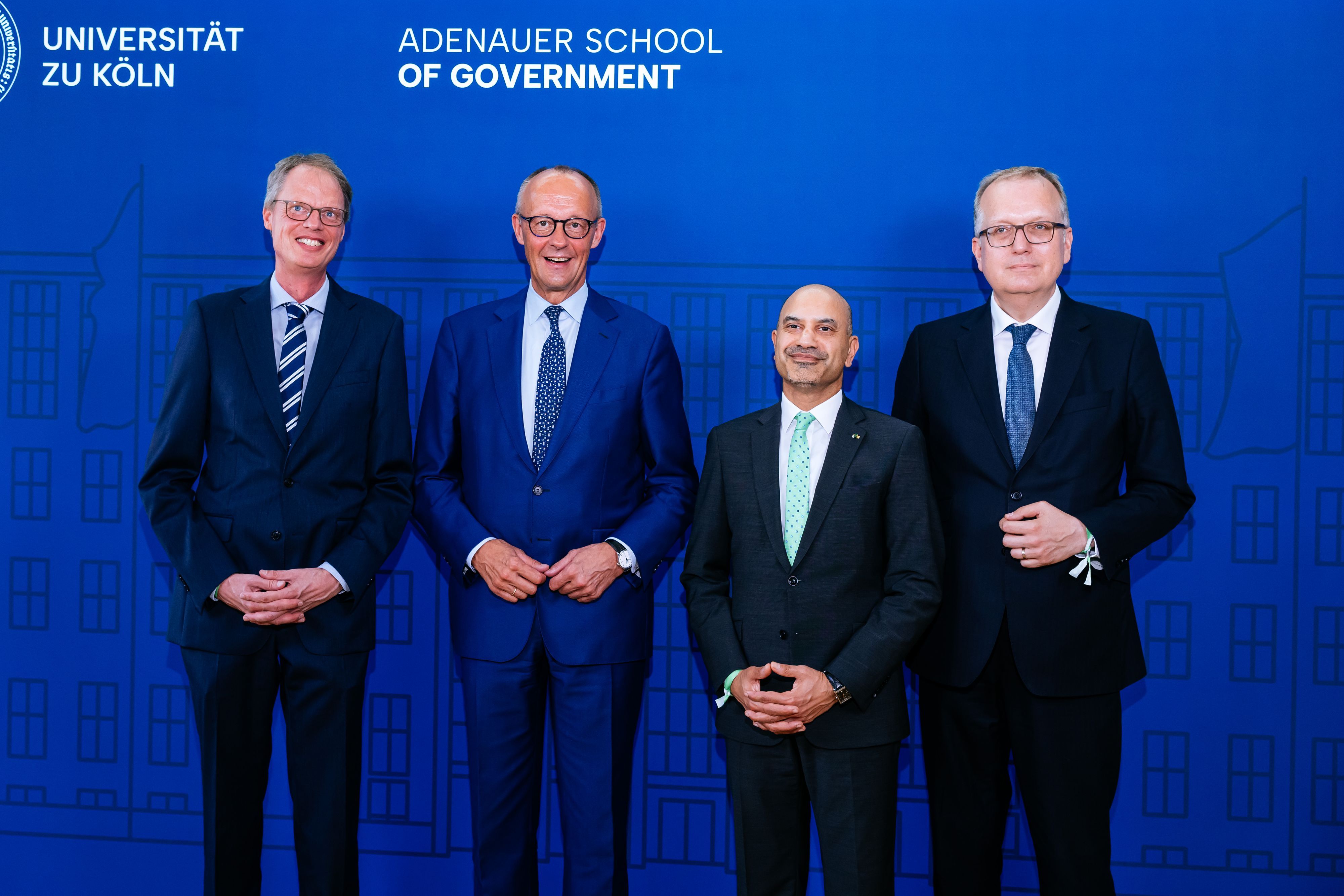 V.l.: Prof. Axel Ockenfels (ASG-Direktor), Friedrich Merz, Rektor Joybrato Mukherjee und Prof. Markus Ogorek (stellvertretender Leiter der ASG)
