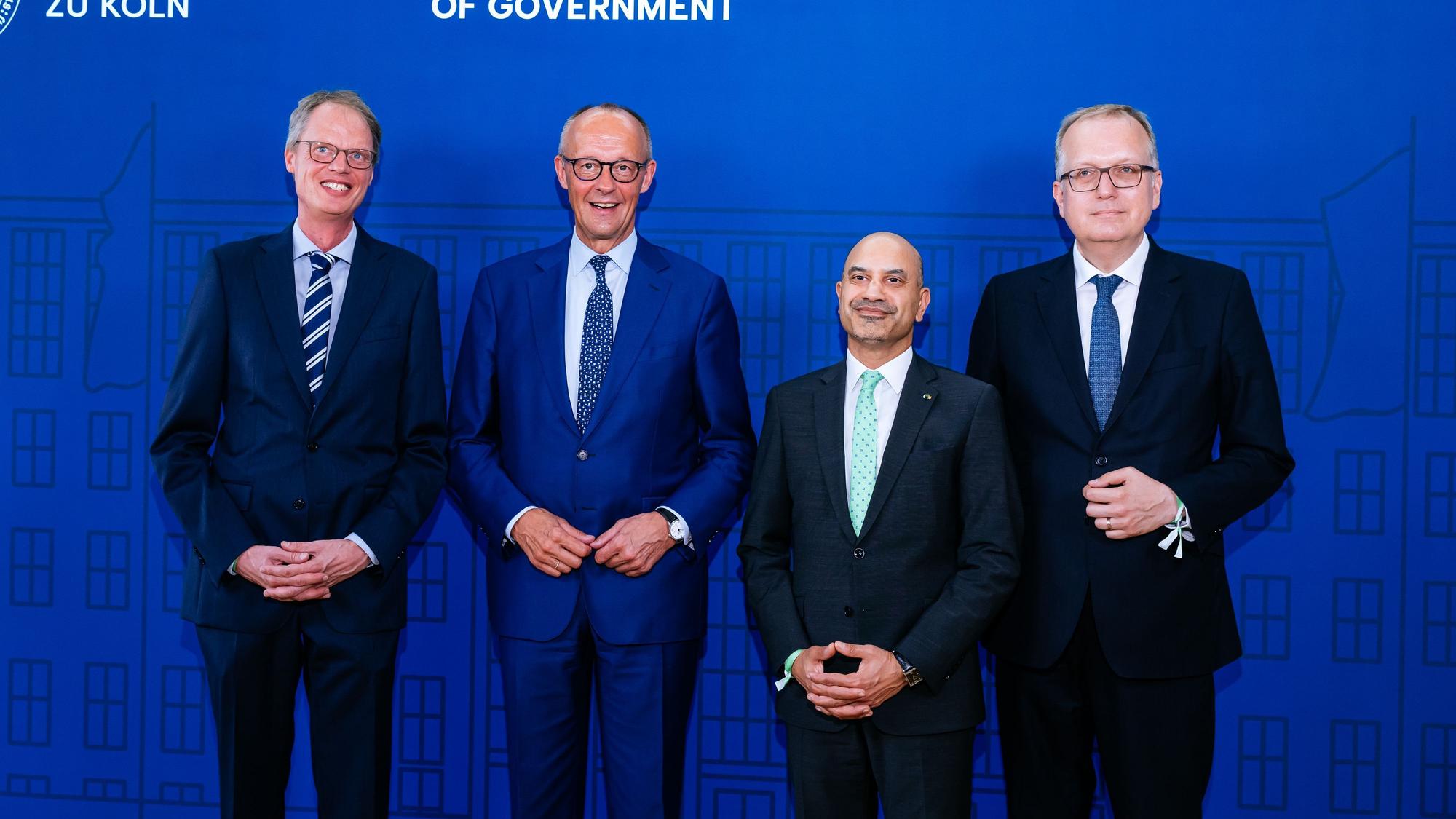 V.l.: Prof. Axel Ockenfels (ASG-Direktor), Friedrich Merz, Rektor Joybrato Mukherjee und Prof. Markus Ogorek (stellvertretender Leiter der ASG)