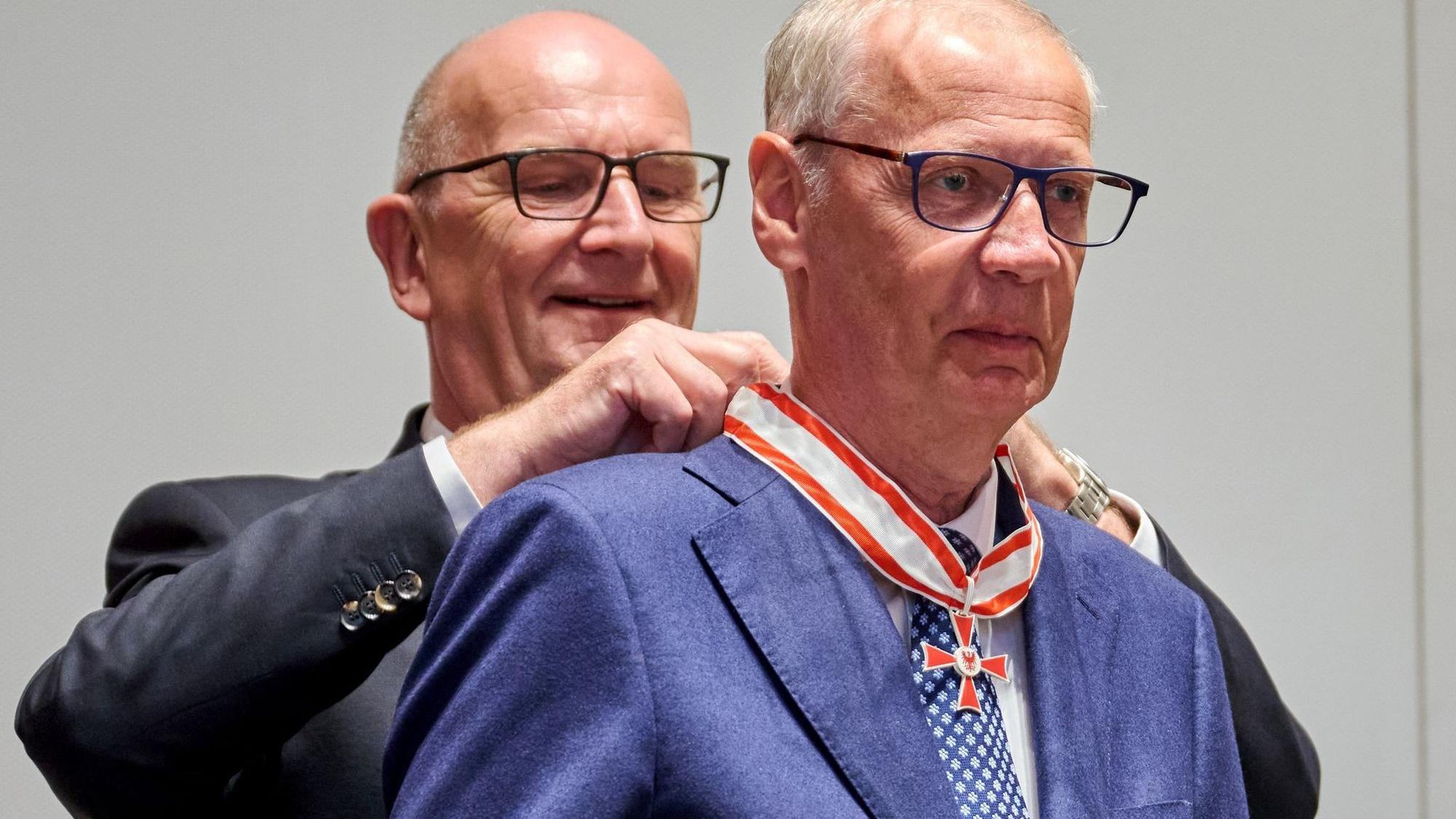 Ehrung als Mäzen für den Erhalt historischer Bauwerke in Potsdam: TV-Moderator Günther Jauch bekommt von Brandenburgs Ministerpräsident Dietmar Woidke den Landesverdienstorden umgehängt.