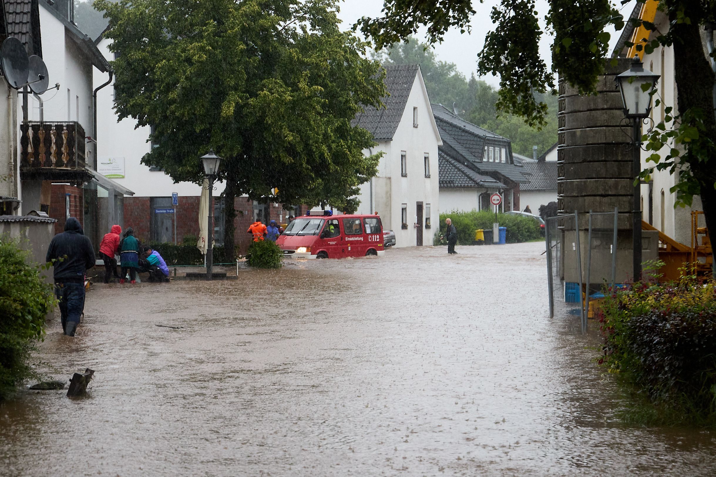 Überschwemmte Straße im Ortskern von Nettersheim.