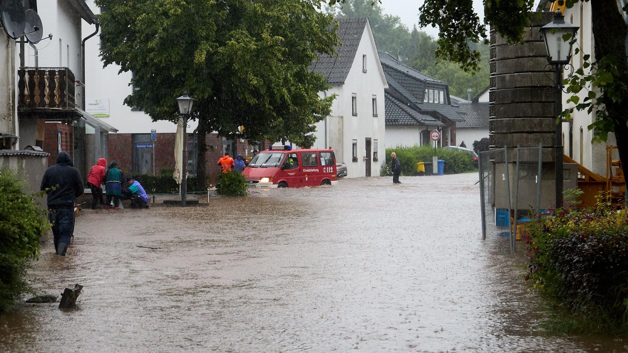 Überschwemmte Straße im Ortskern von Nettersheim.