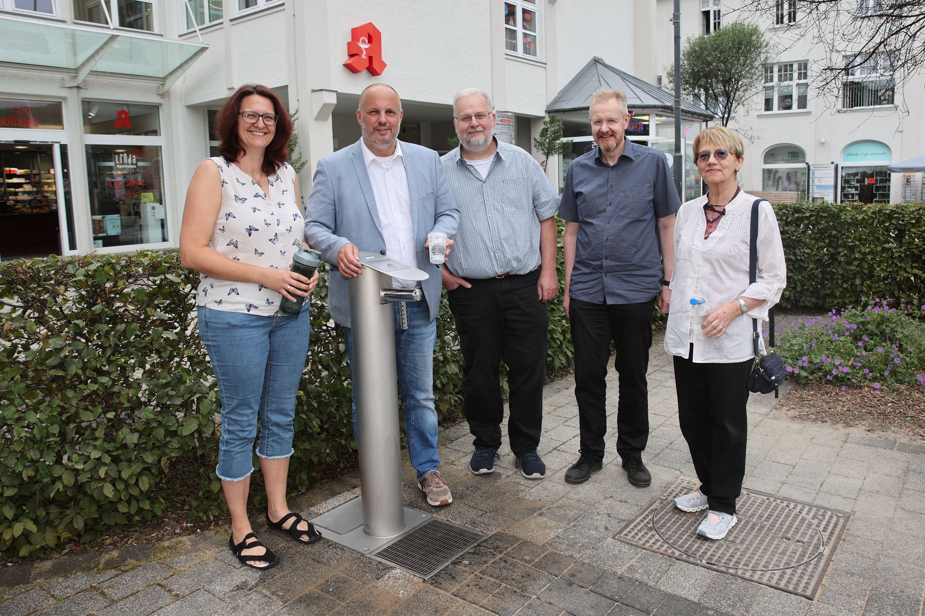 Bild von der Einweihung des neuen Trinkwasserspenders auf dem Bergneustädter Rathausplatz.