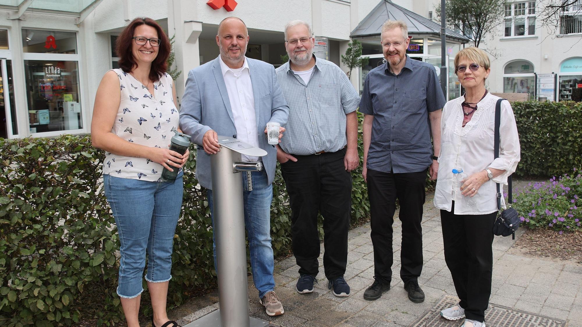 Bild von der Einweihung des neuen Trinkwasserspenders auf dem Bergneustädter Rathausplatz.