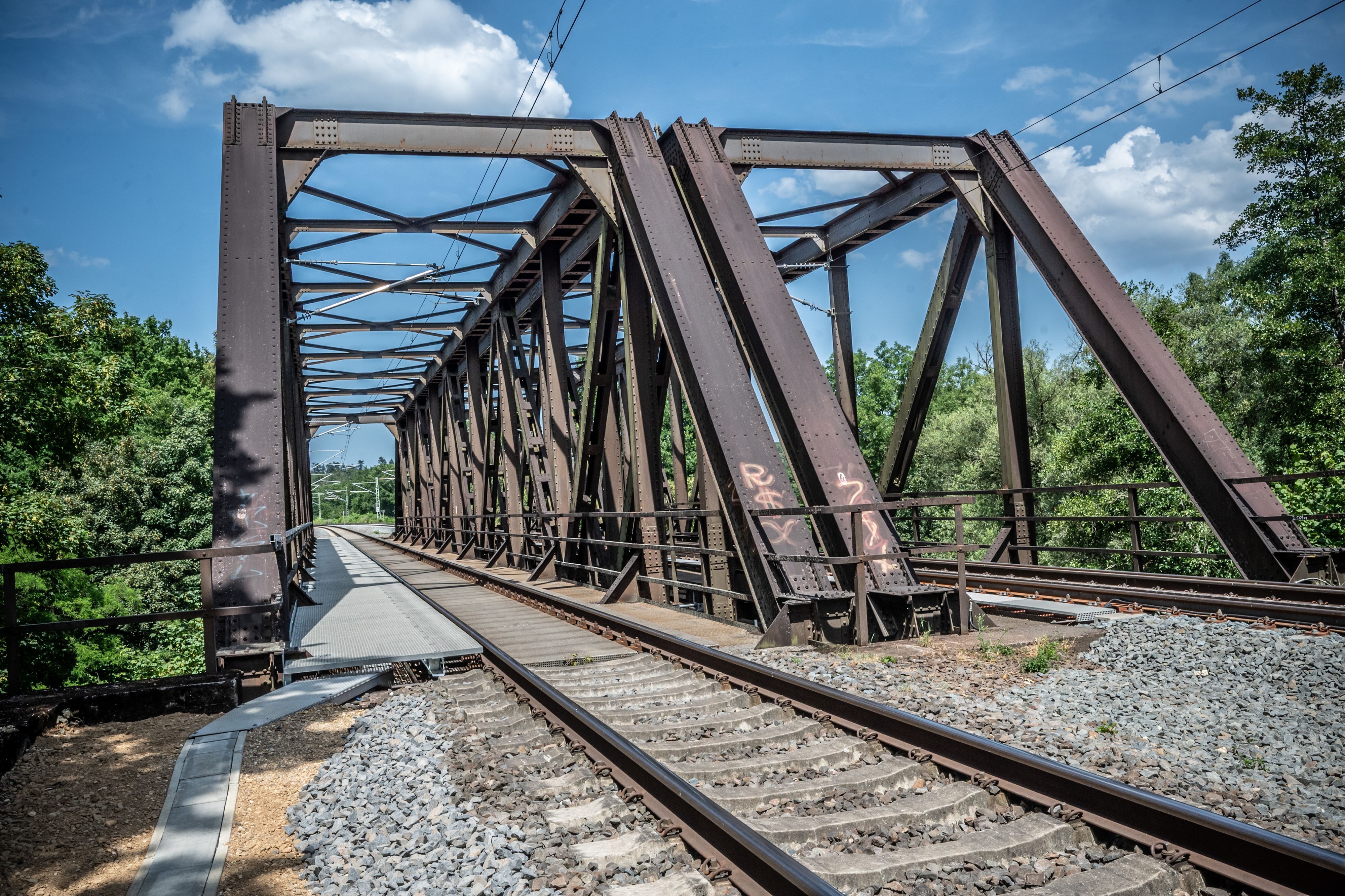 Bahn: An der Wupperbrücke der Strecke zwischen Opladen und Leichlingen wurde ein schaden entdeckt, weshalb eines der beiden Gleise nicht genutzt wird.  Bild: Ralf Krieger