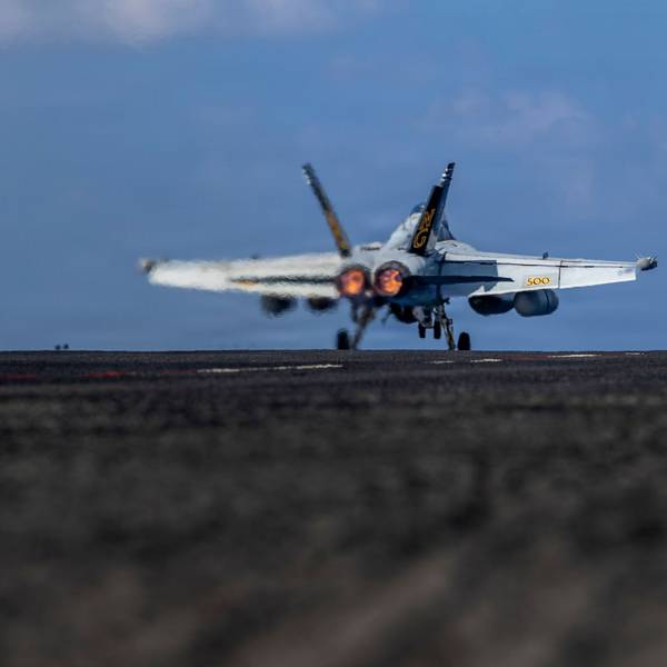 Dieses vom US-Militär veröffentlichte Foto zeigt ein Kampfflugzeug vom Typ EA-18G Growler beim Start vom Flugdeck des Flugzeugträgers USS Abraham Lincoln im Indischen Ozean (Archivbild).