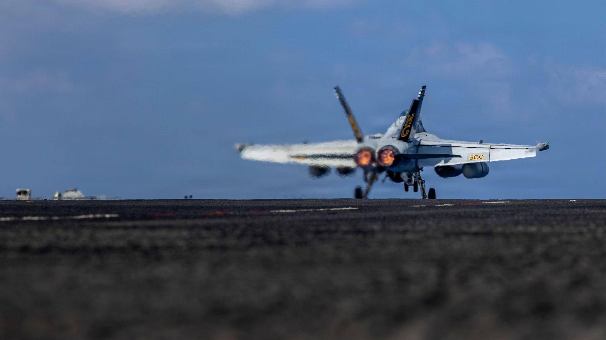 Dieses vom US-Militär veröffentlichte Foto zeigt ein Kampfflugzeug vom Typ EA-18G Growler beim Start vom Flugdeck des Flugzeugträgers USS Abraham Lincoln im Indischen Ozean (Archivbild).