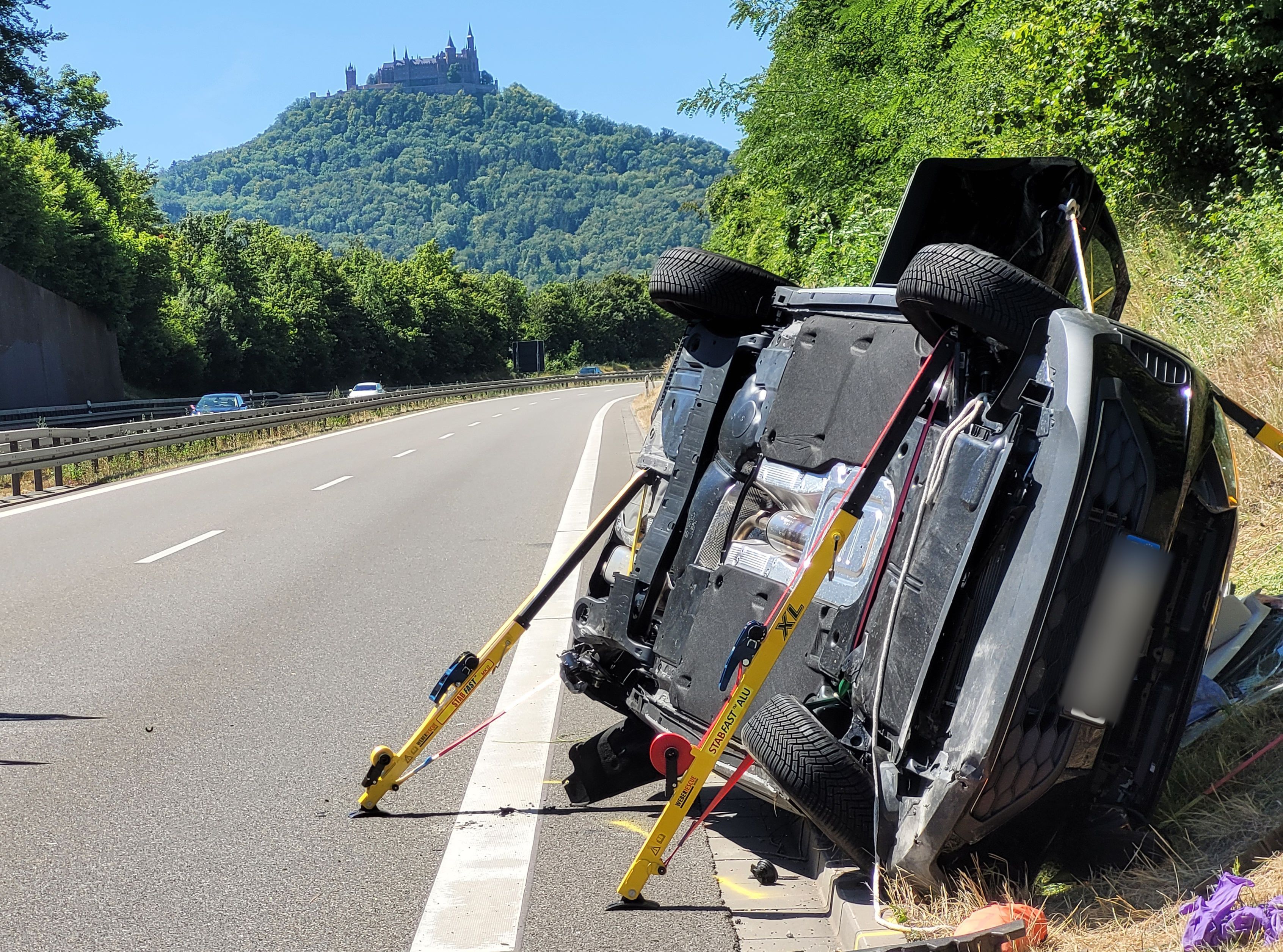 Der Wagen, mit dem der CDU-Bundestagsabgeordnete Thomas Bareiß auf der B27 bei Hechingen am Sonntag (12. Juli) einen Unfall erlitt.