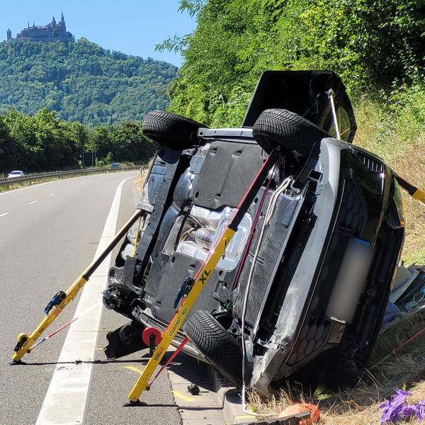 Der Wagen, mit dem der CDU-Bundestagsabgeordnete Thomas Bareiß auf der B27 bei Hechingen am Sonntag (12. Juli) einen Unfall erlitt.