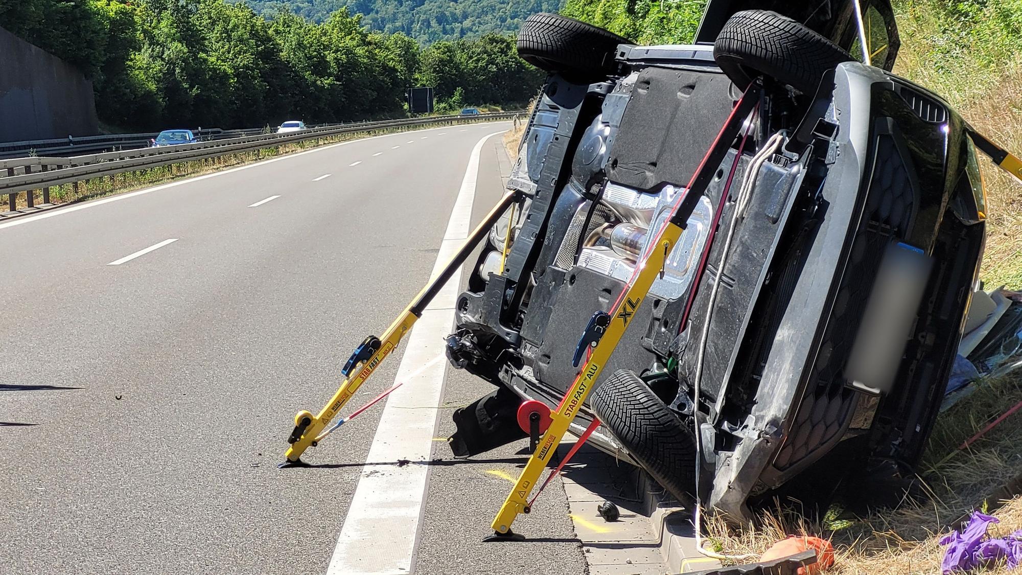 Der Wagen, mit dem der CDU-Bundestagsabgeordnete Thomas Bareiß auf der B27 bei Hechingen am Sonntag (12. Juli) einen Unfall erlitt.