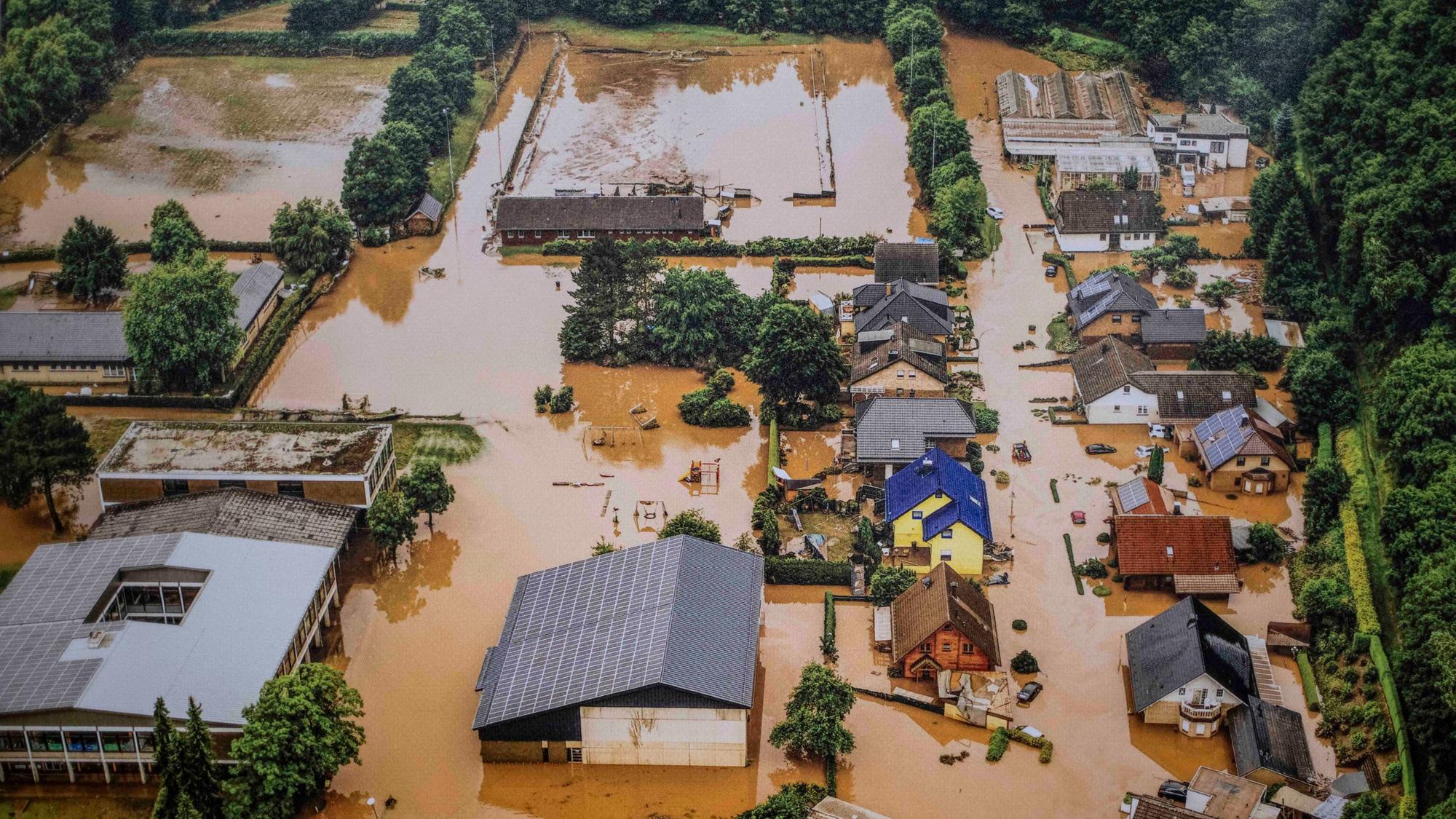 Das Luftzeigt zeigt den Gemünder Ortsteil Nierfeld. An den Fassaden ist zu erkennen, dass der Wasserstand mal deutlich höher war.