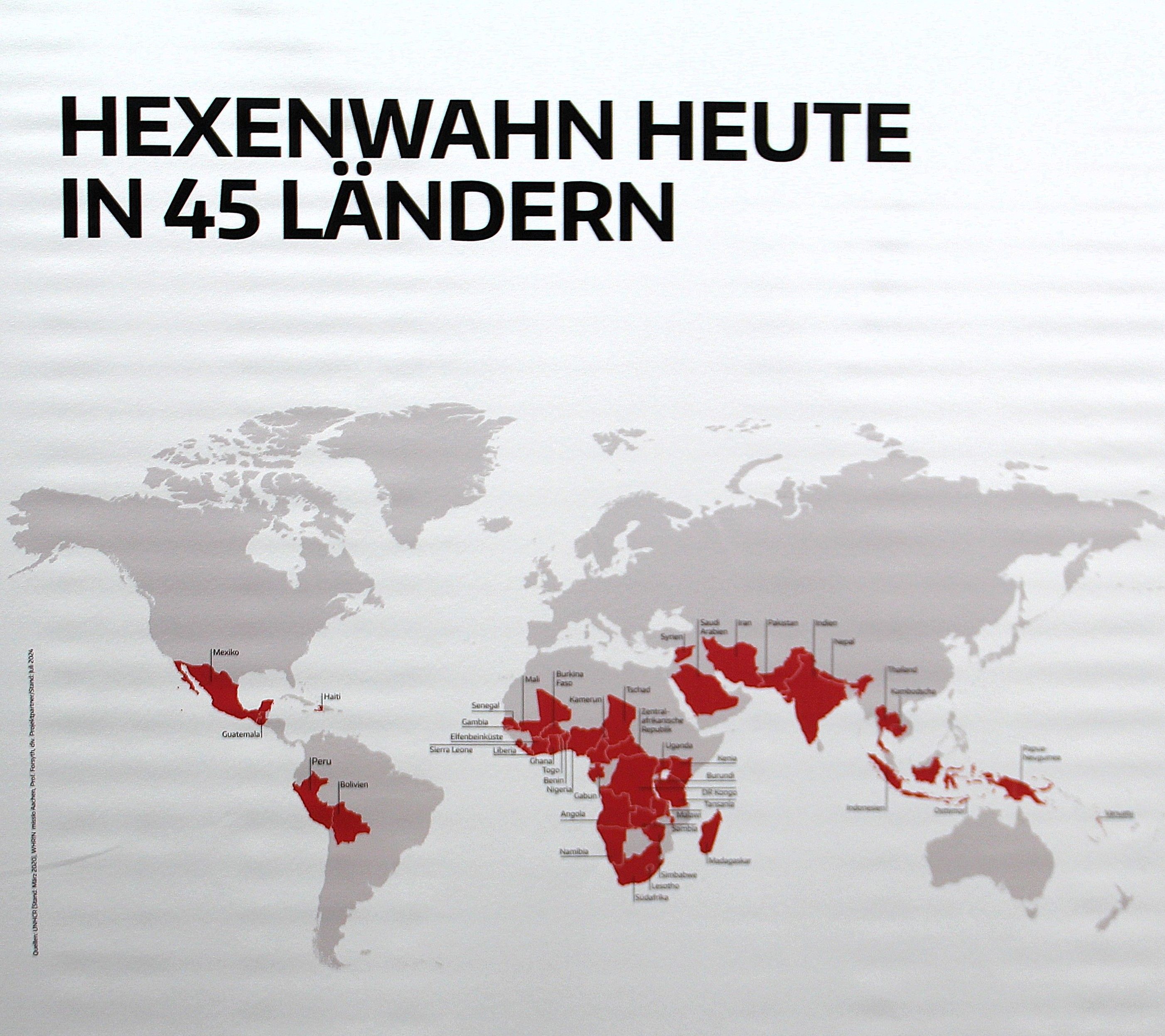 Eine Landkarte zeigt rot-eingefärbte Länder, in denen es noch Hexenverfolgungen gibt.