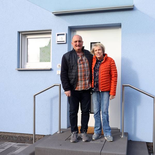 Susanne und Holger Eich haben bei der Flut in Erftstadt-Blessem ihr Haus verloren. Mittlerweile wohnen sie in einem neuen Haus.