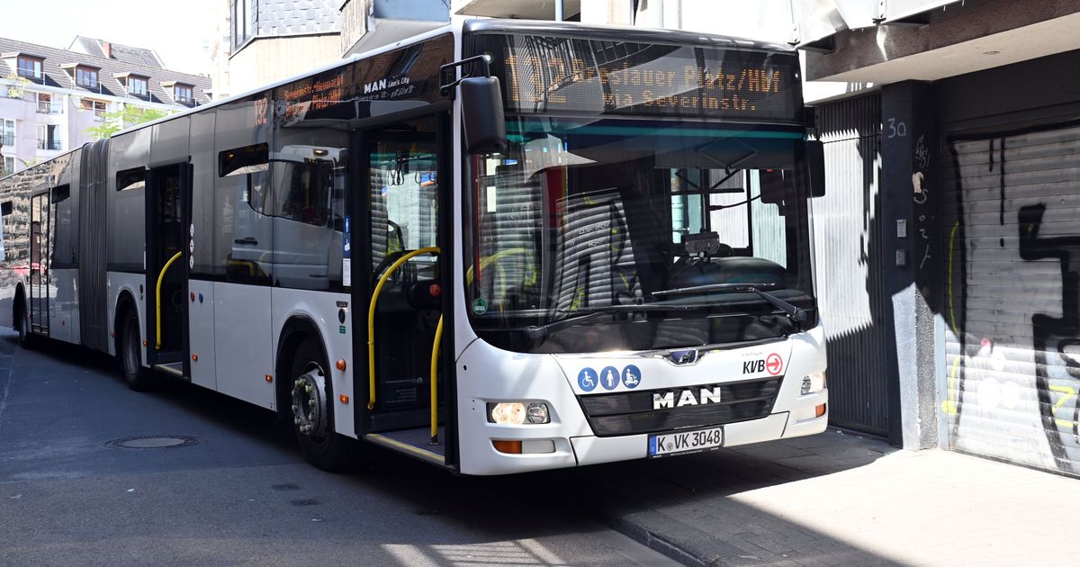 Accident in the southern part of the city: KVB bus collides with balcony - ...