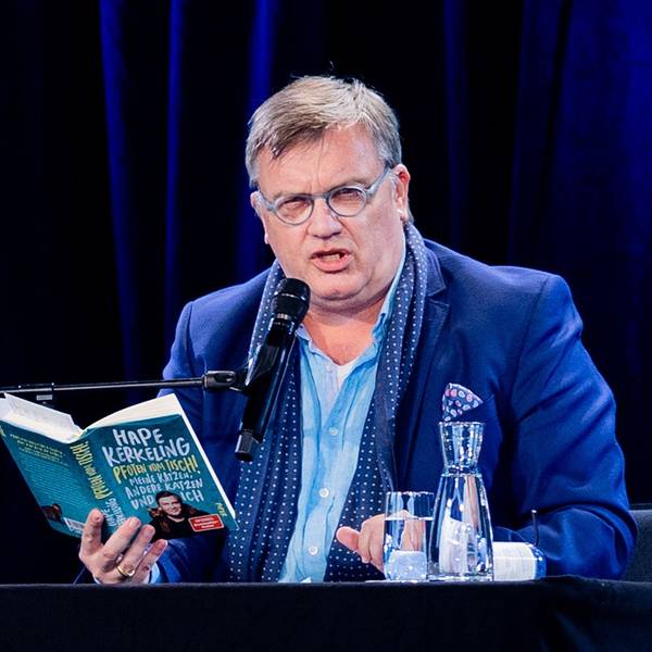 Hape Kerkeling liest aus seinem Buch «Pfoten vom Tisch!», das jetzt auch verfilmt wird (Archivbild).
